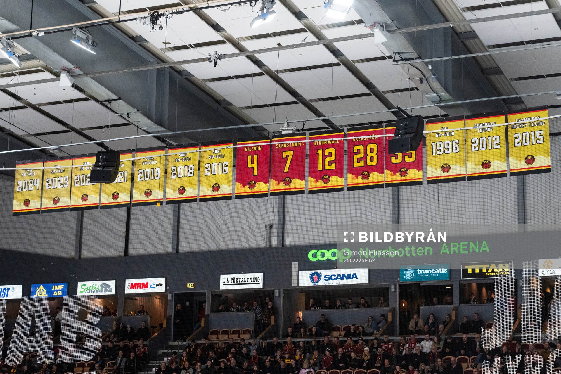 Tröjor hissade i taket i Coop Arena