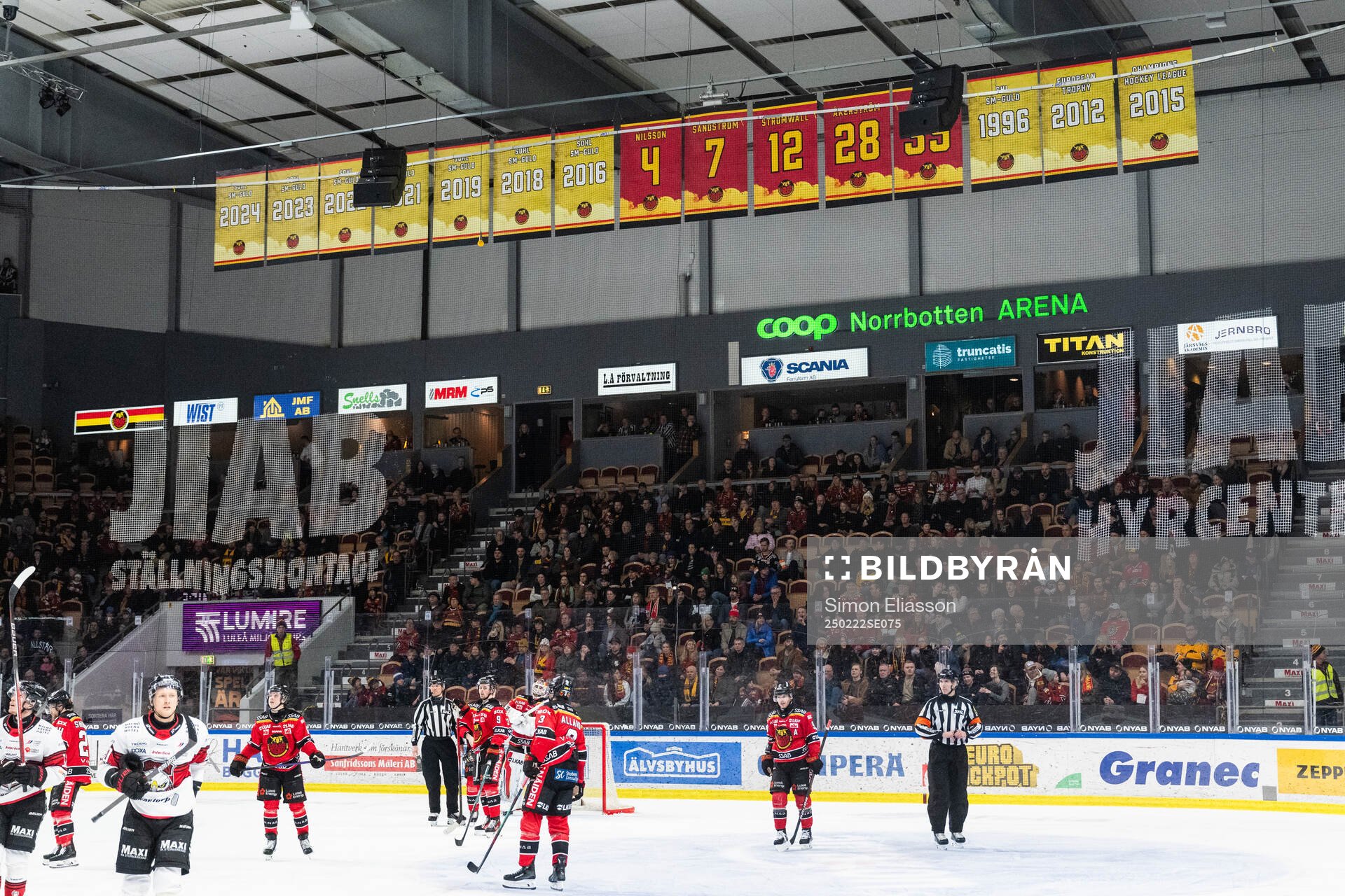 Tröjor hissade i taket i Coop Norrbotten Arena