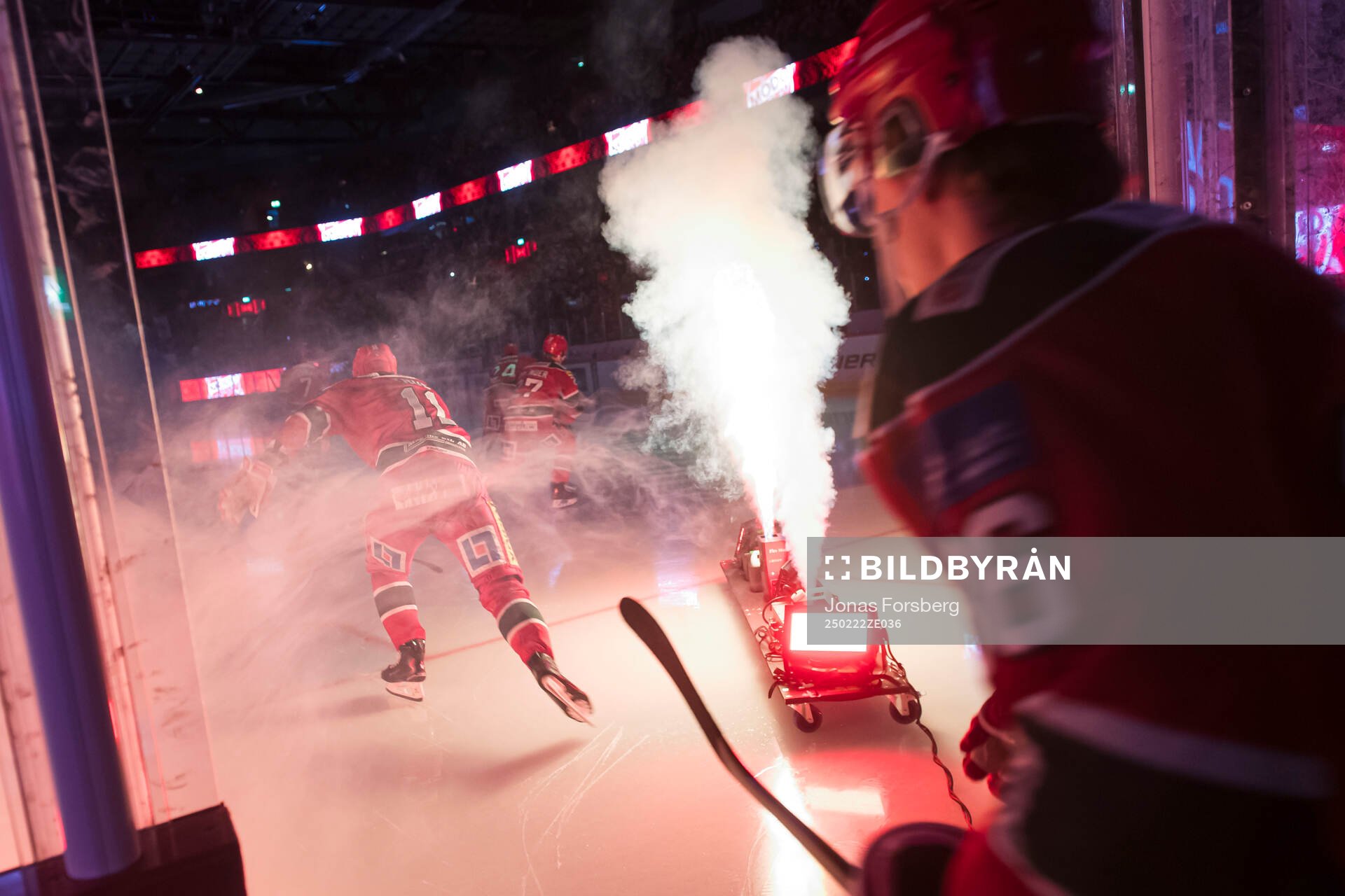 Modos Alexander True gör entré innan ishockeymatchen i