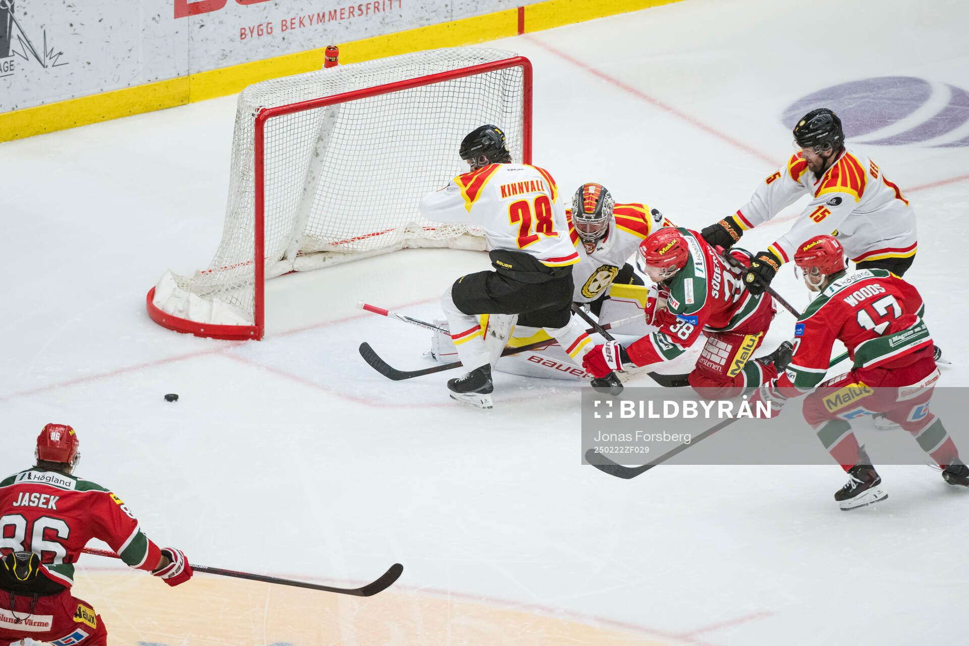 Brynäs målvakt Ludvig Persson och Johannes Kinnvall och