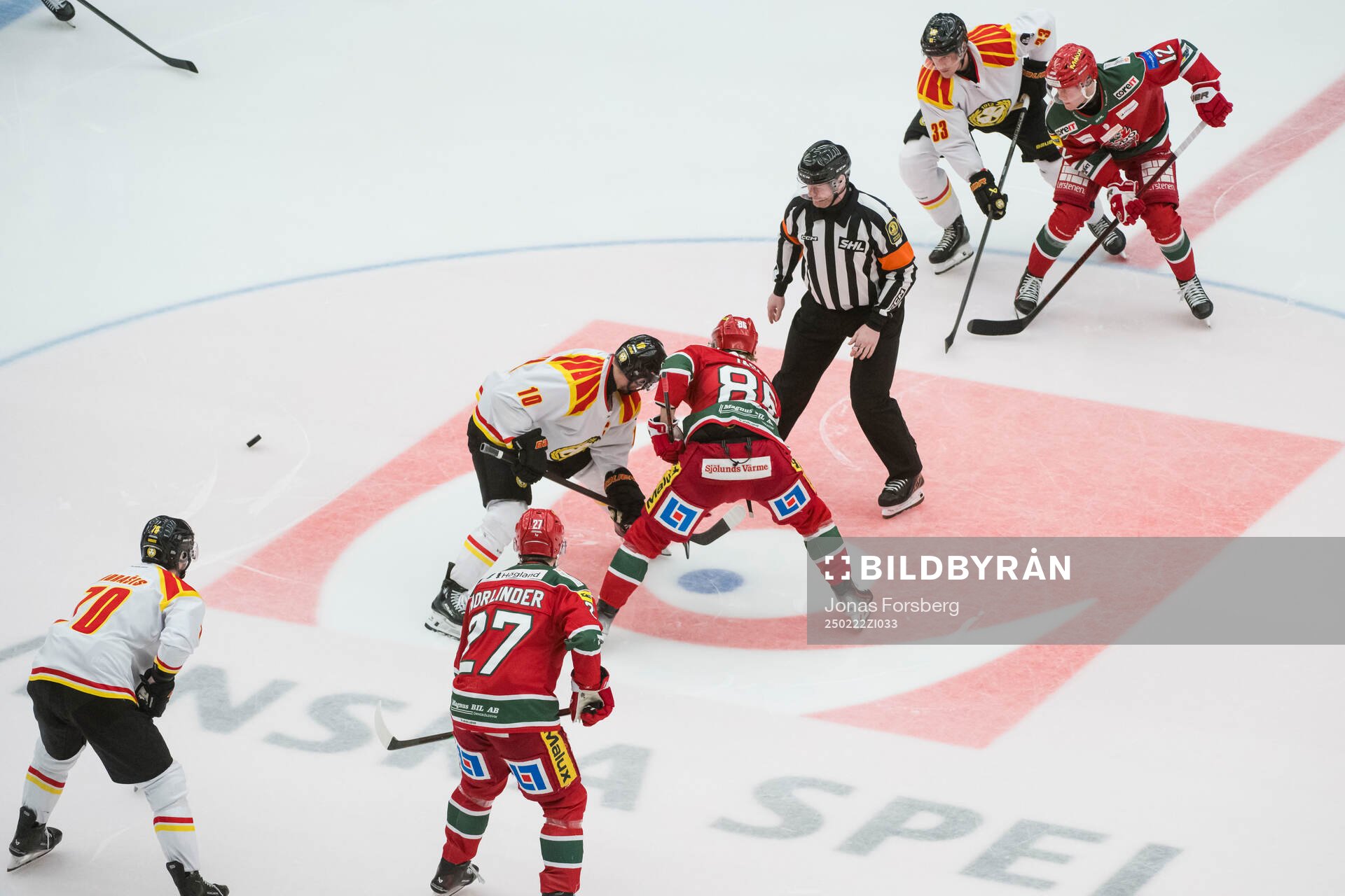 Brynäs Johan Larsson och Modos Lukas Jasek tekar