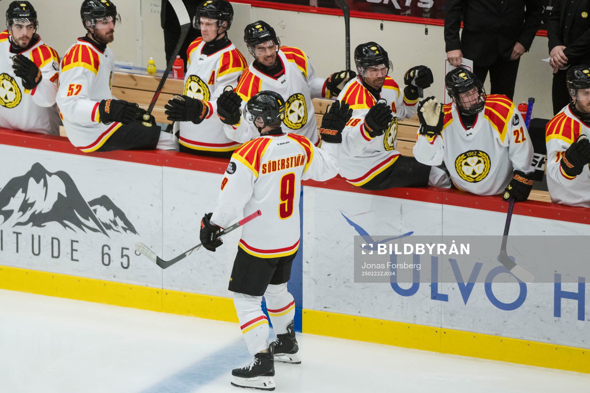 Brynäs Victor Söderström jublar med lagkamrater
