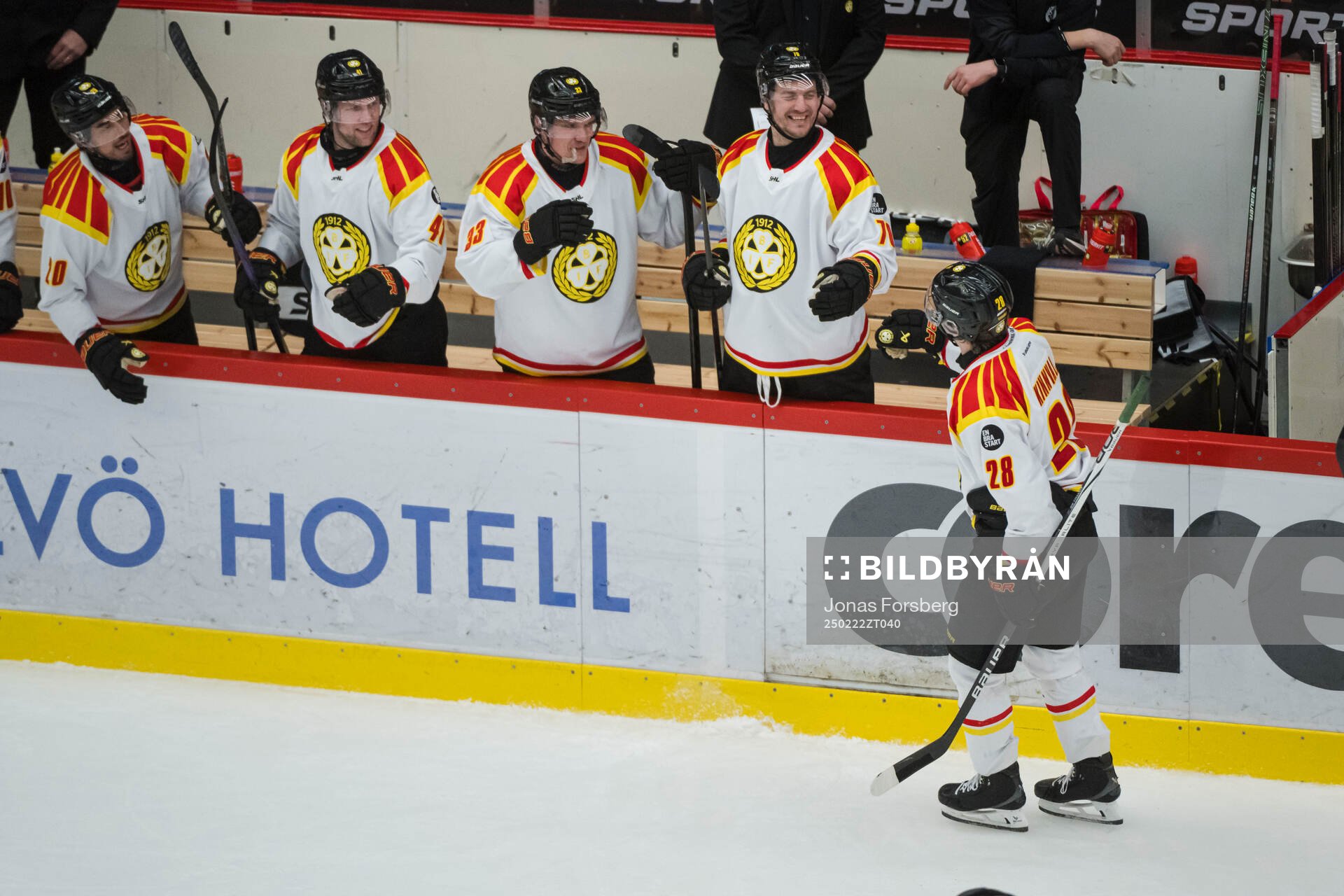 Brynäs Victor Söderström  jublar med lagkamrater