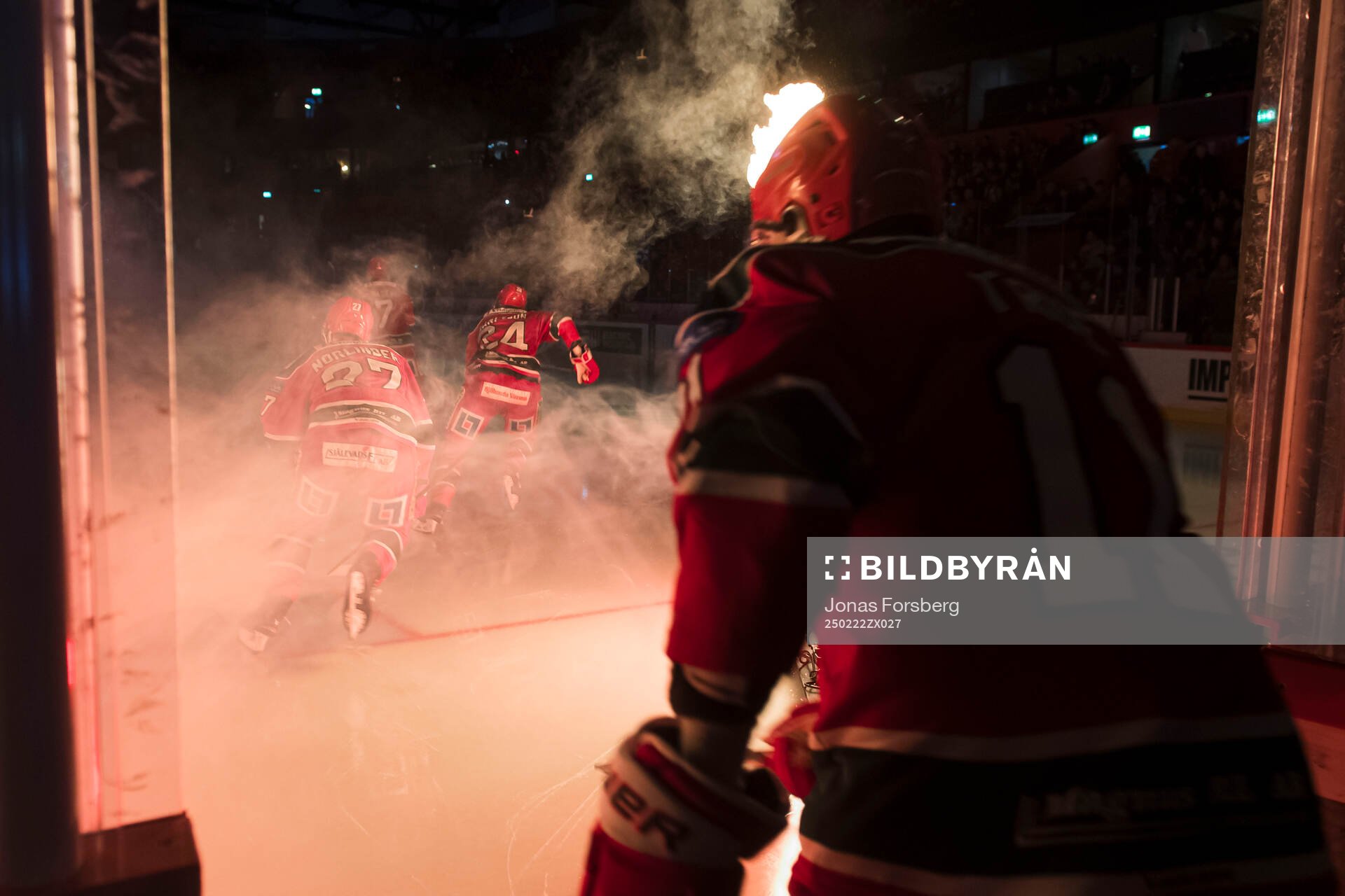 Modos Mattias Norlinder gör entré innan ishockeymatchen i