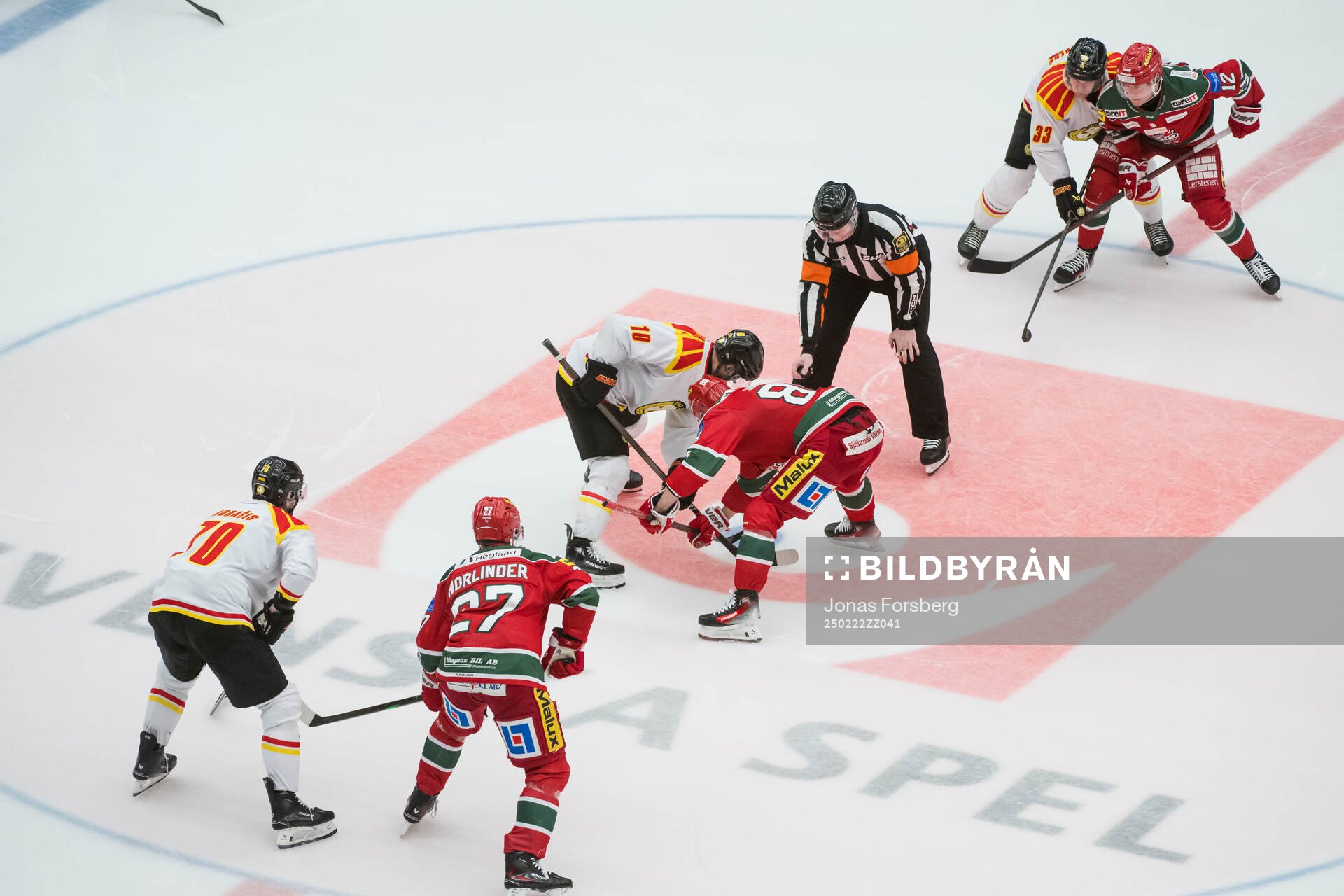 Brynäs Johan Larsson och Modos Lukas Jasek tekar