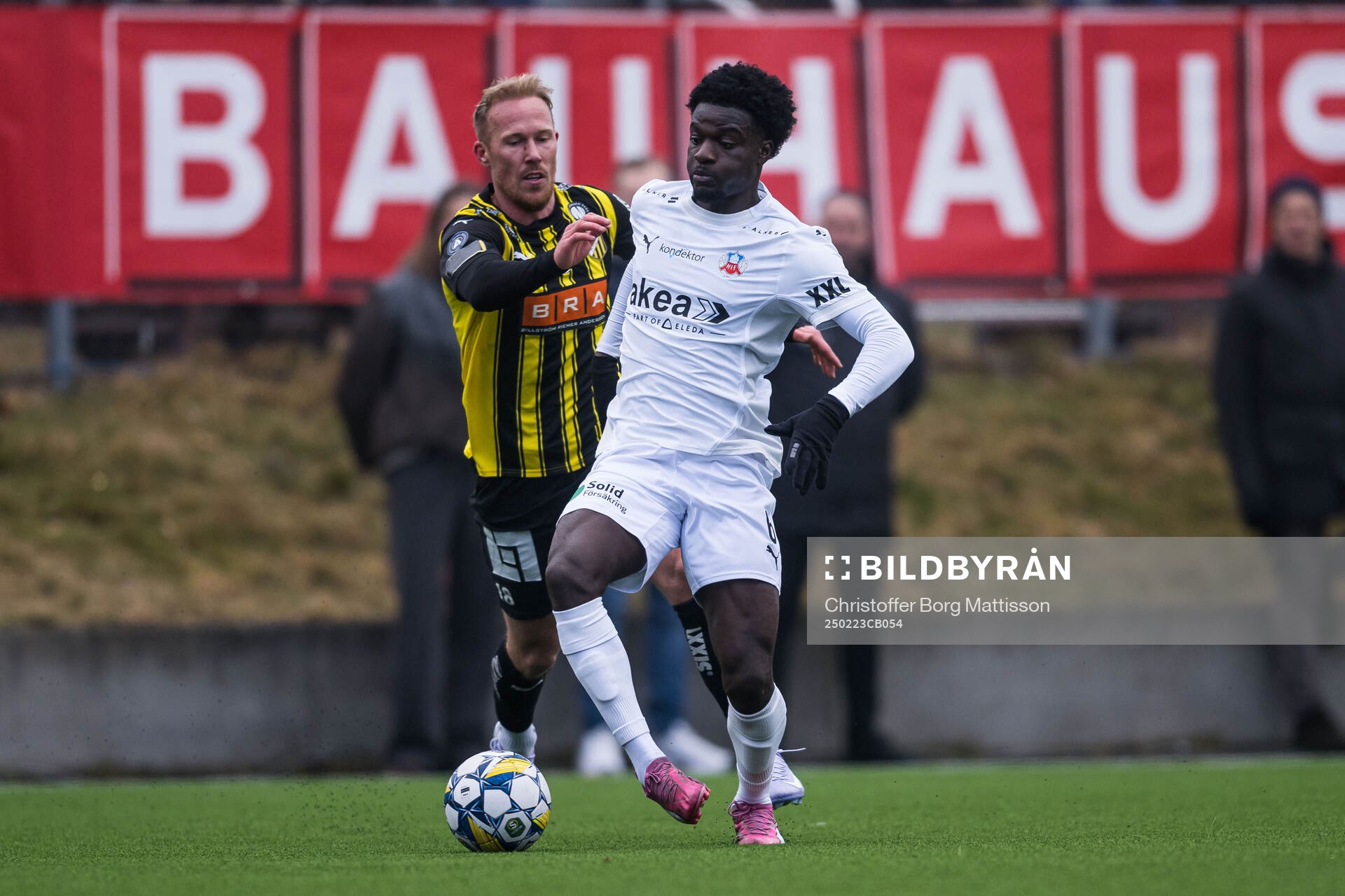 Häckens Mikkel Rygaard Jensen och Helsingborgs Samuel Asoma