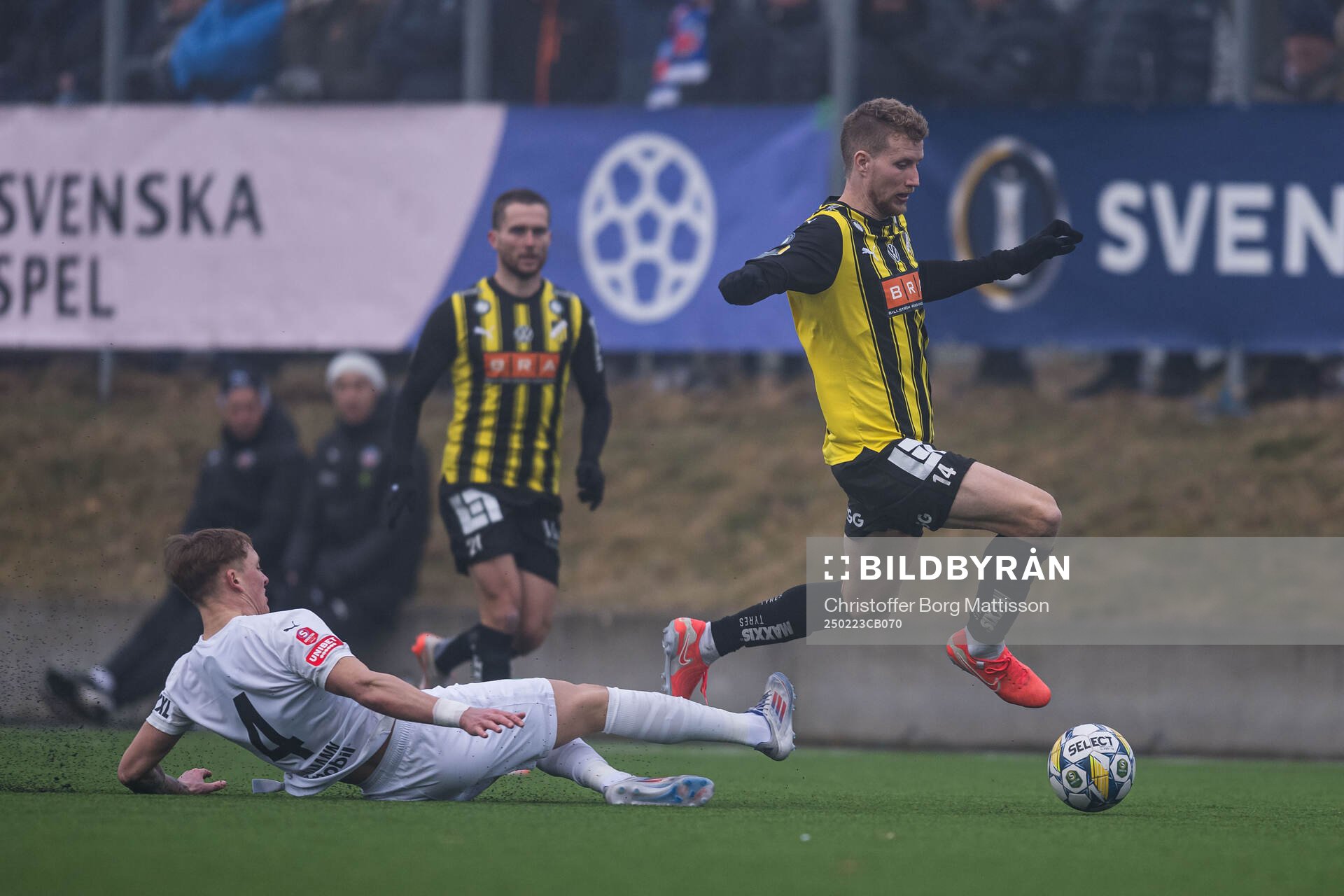 Helsingborgs Marcus Gudmann och Häckens Simon Gustafson under fotbollsmatchen i Svenska Cupen mellan Helsingborg och Häcken den 23 februari 2025 i Helsingborg.