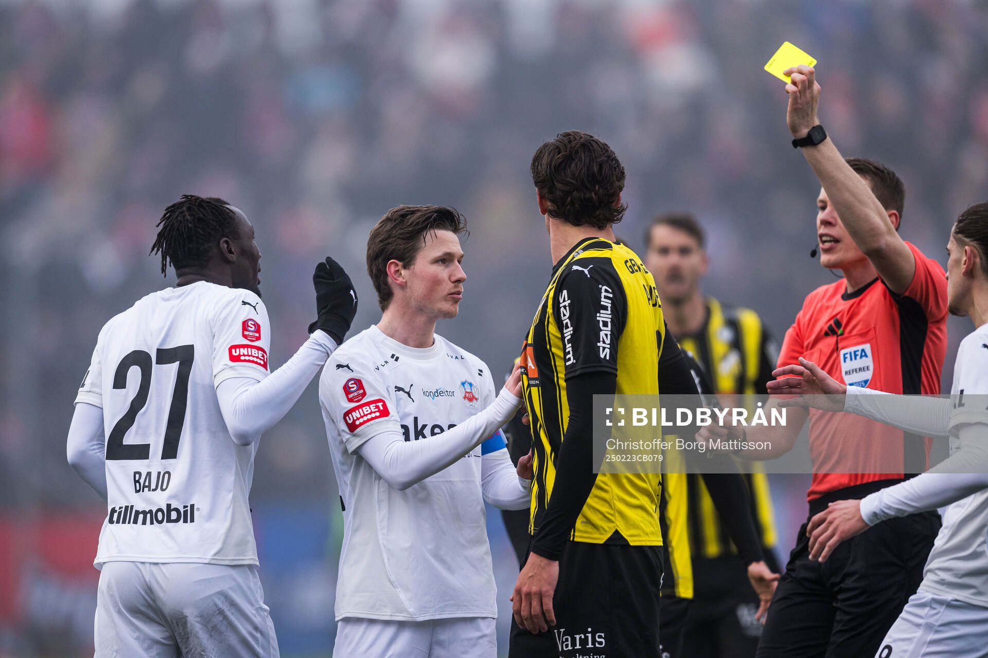Helsingborgs Ebrima Bajo och Max Svensson och Domare Oscar