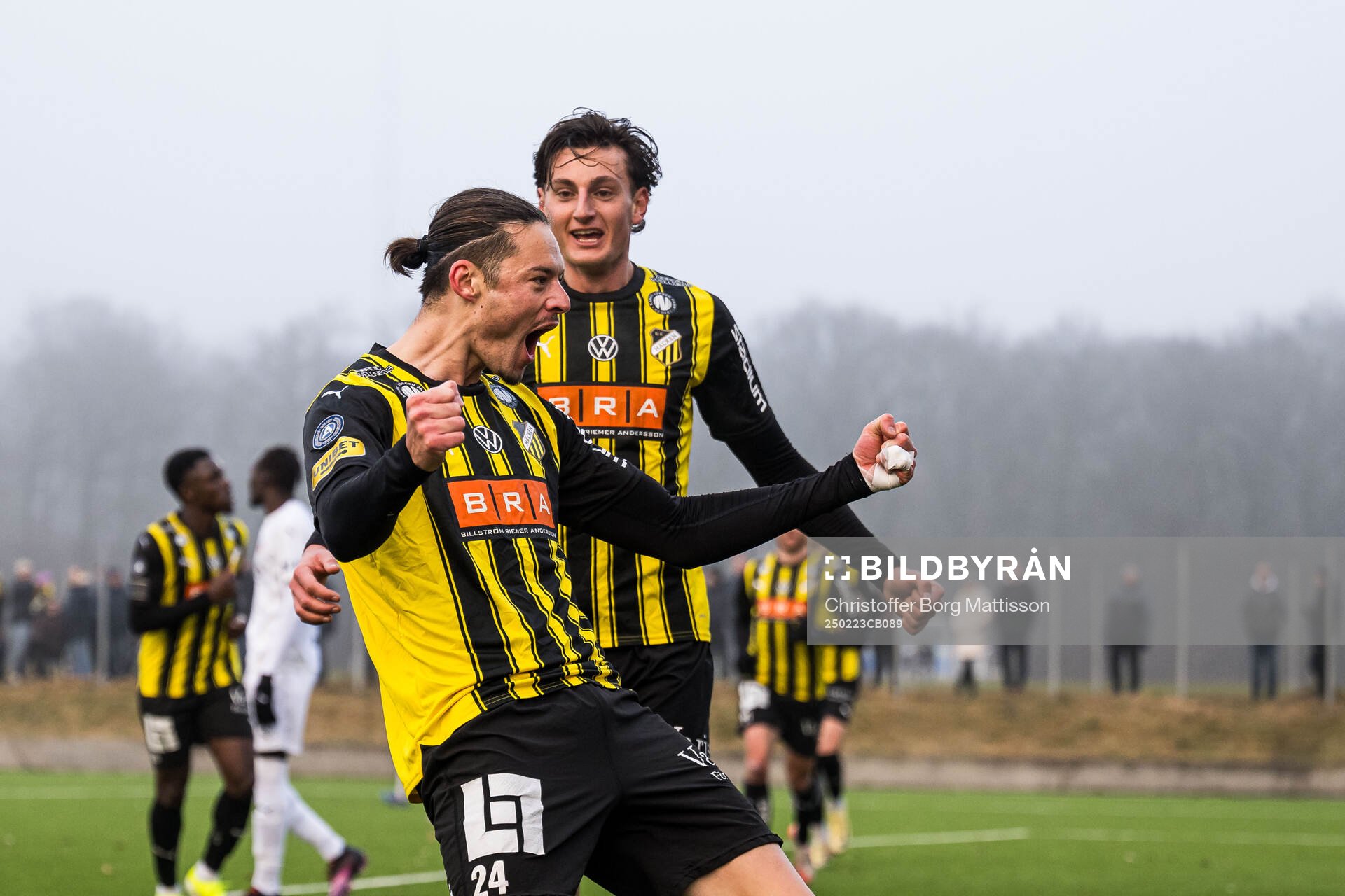 Häckens Amor Layouni och Silas Andersen jublar