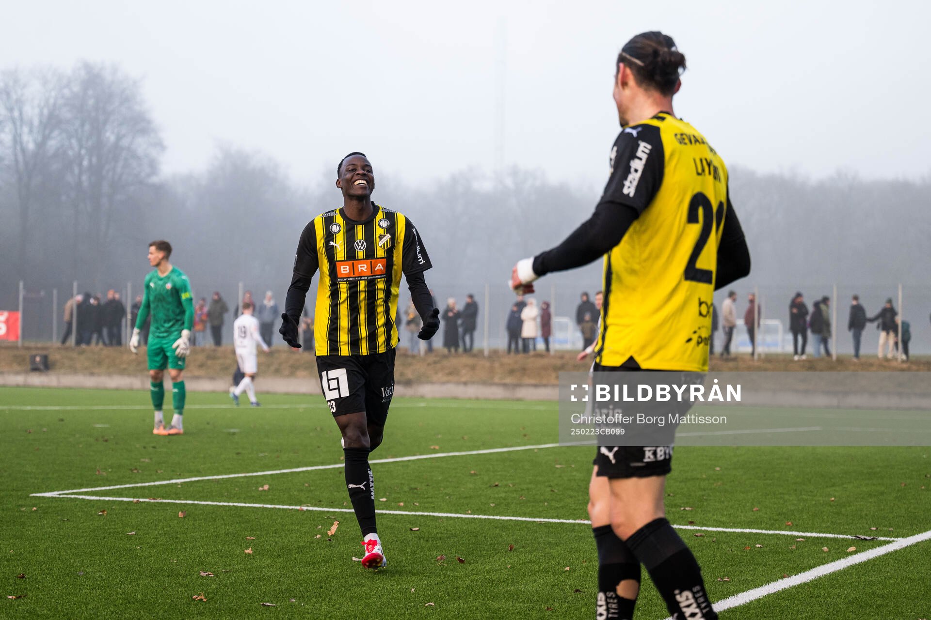 Häckens John Paul Dembe och Amor Layouni jublar under fotbollsmatchen i Svenska Cupen mellan Helsingborg och Häcken den 23 februari 2025 i Helsingborg.