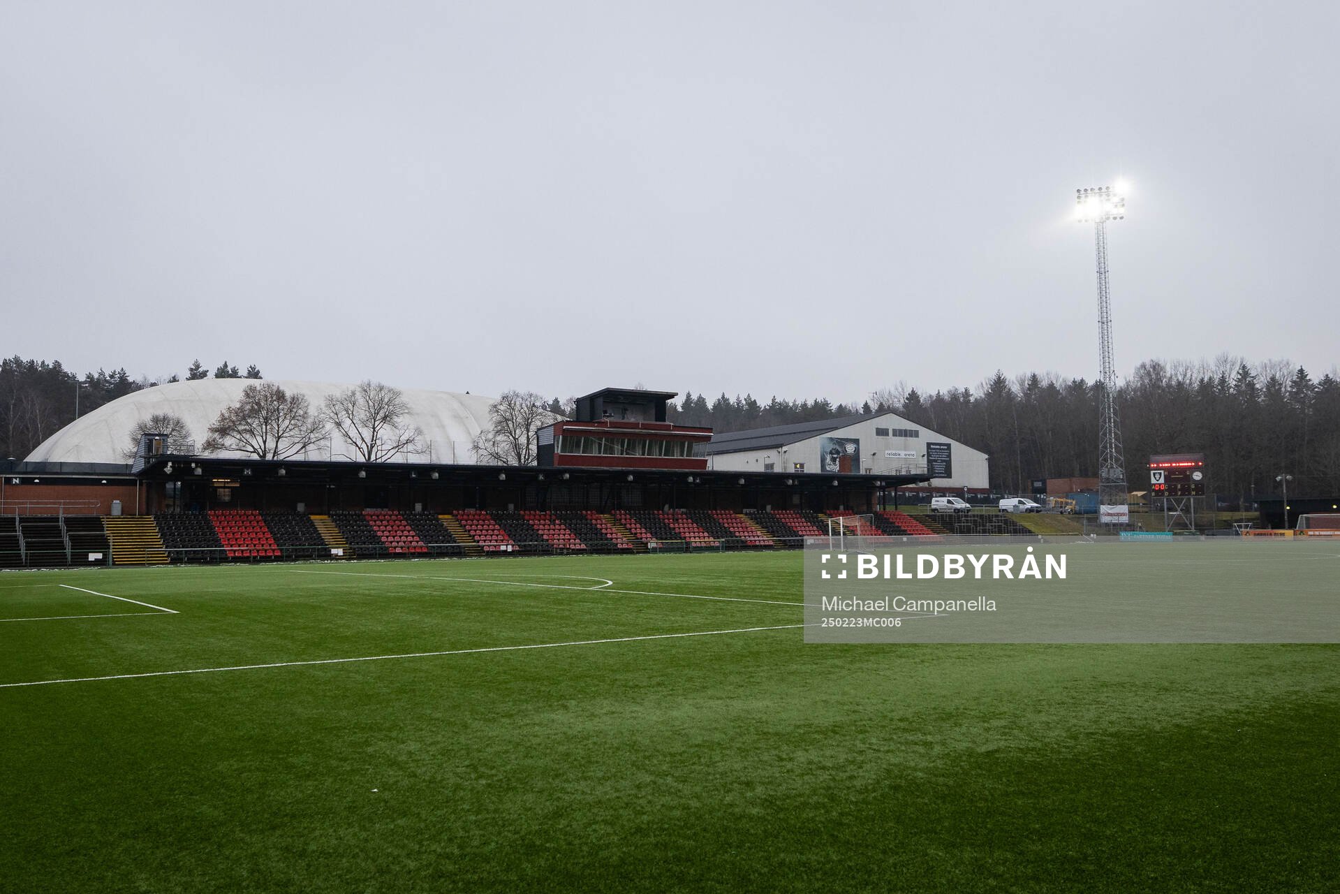 Generell vy på borta läktaren i Grimsta IP innan