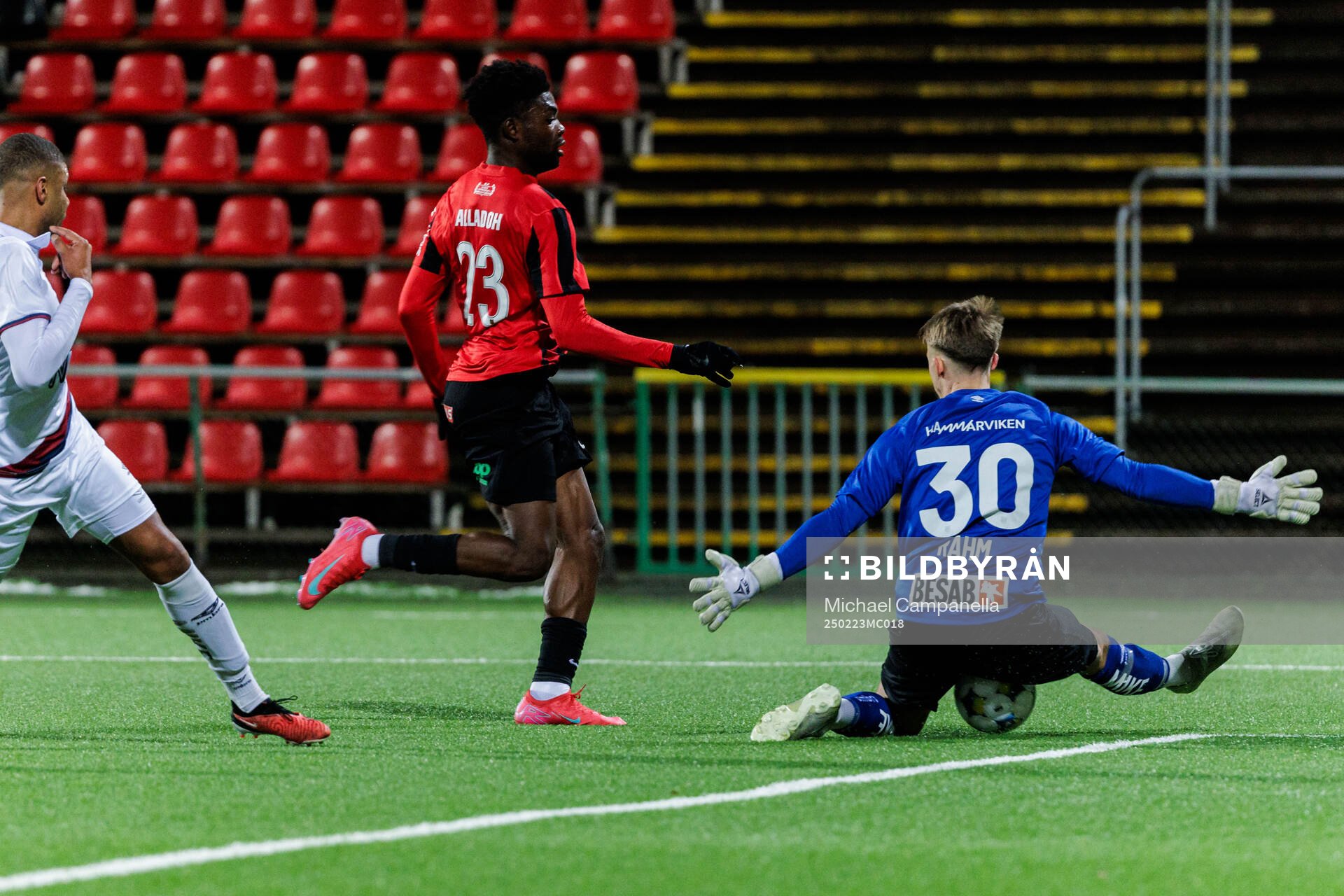 Brommapojkarnas Ezekiel Alladoh och Örgrytes målvakt Alex