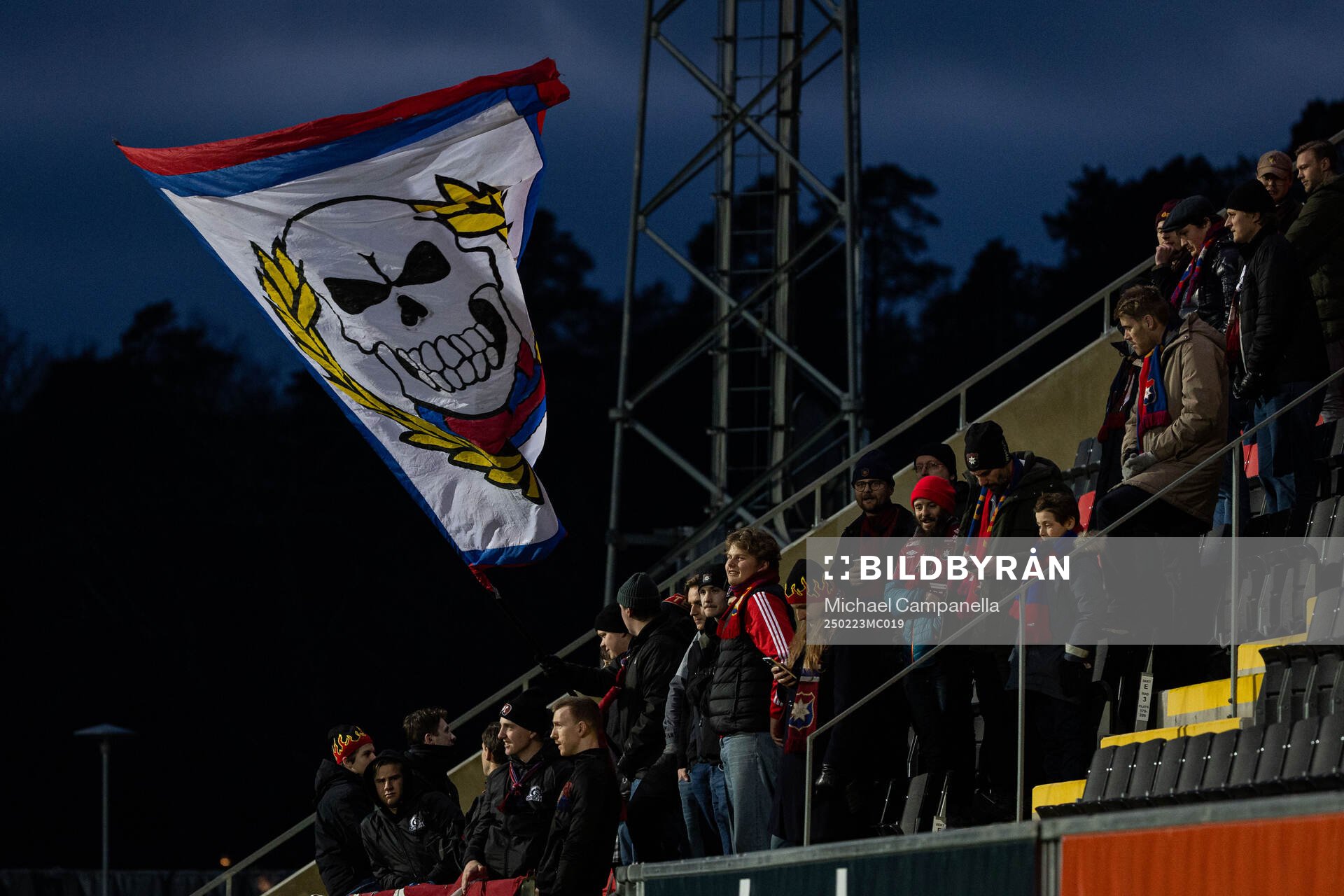 Örgrytes supportrarna med flaggor