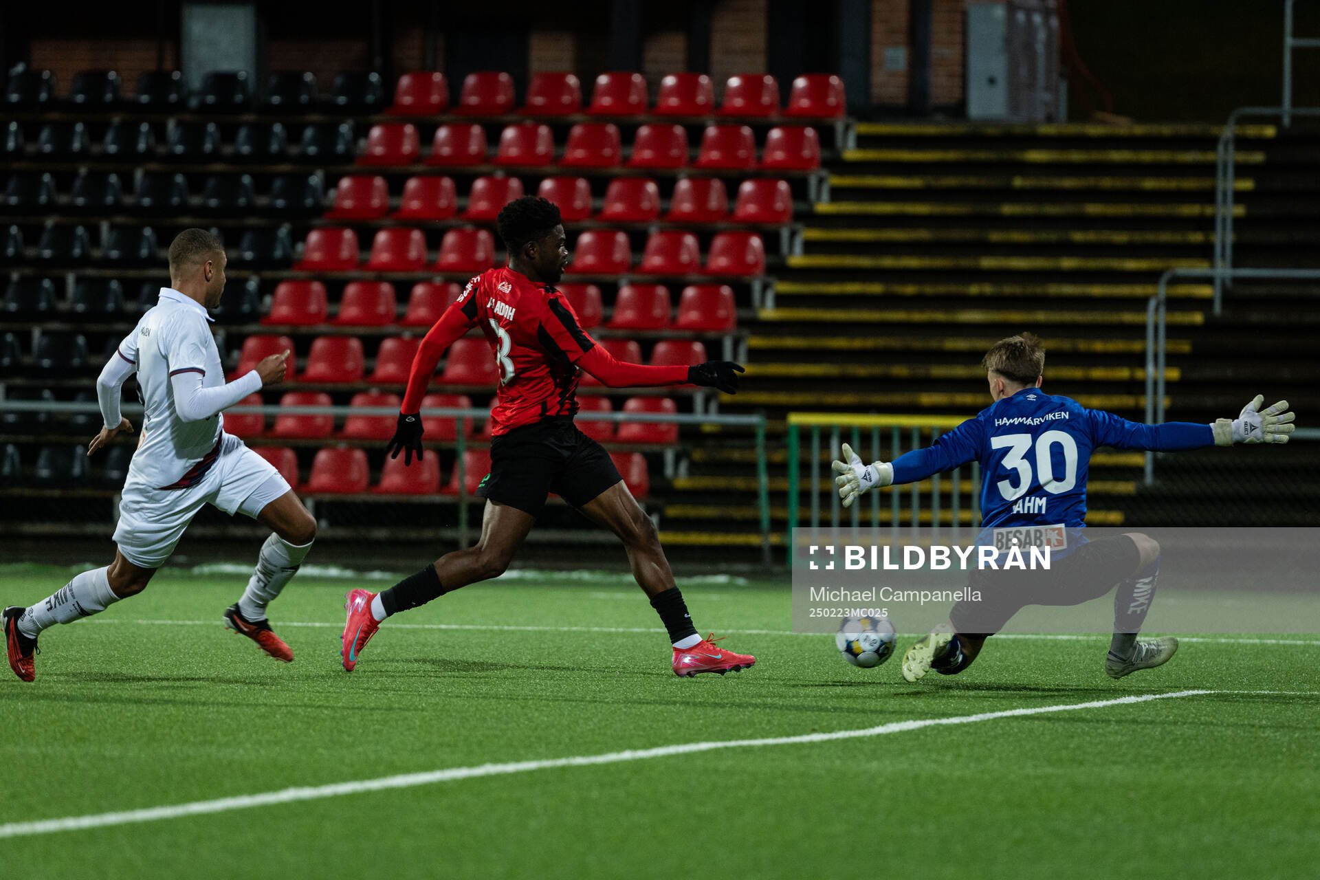 Brommapojkarnas Ezekiel Alladoh och Örgrytes Alex Rahm