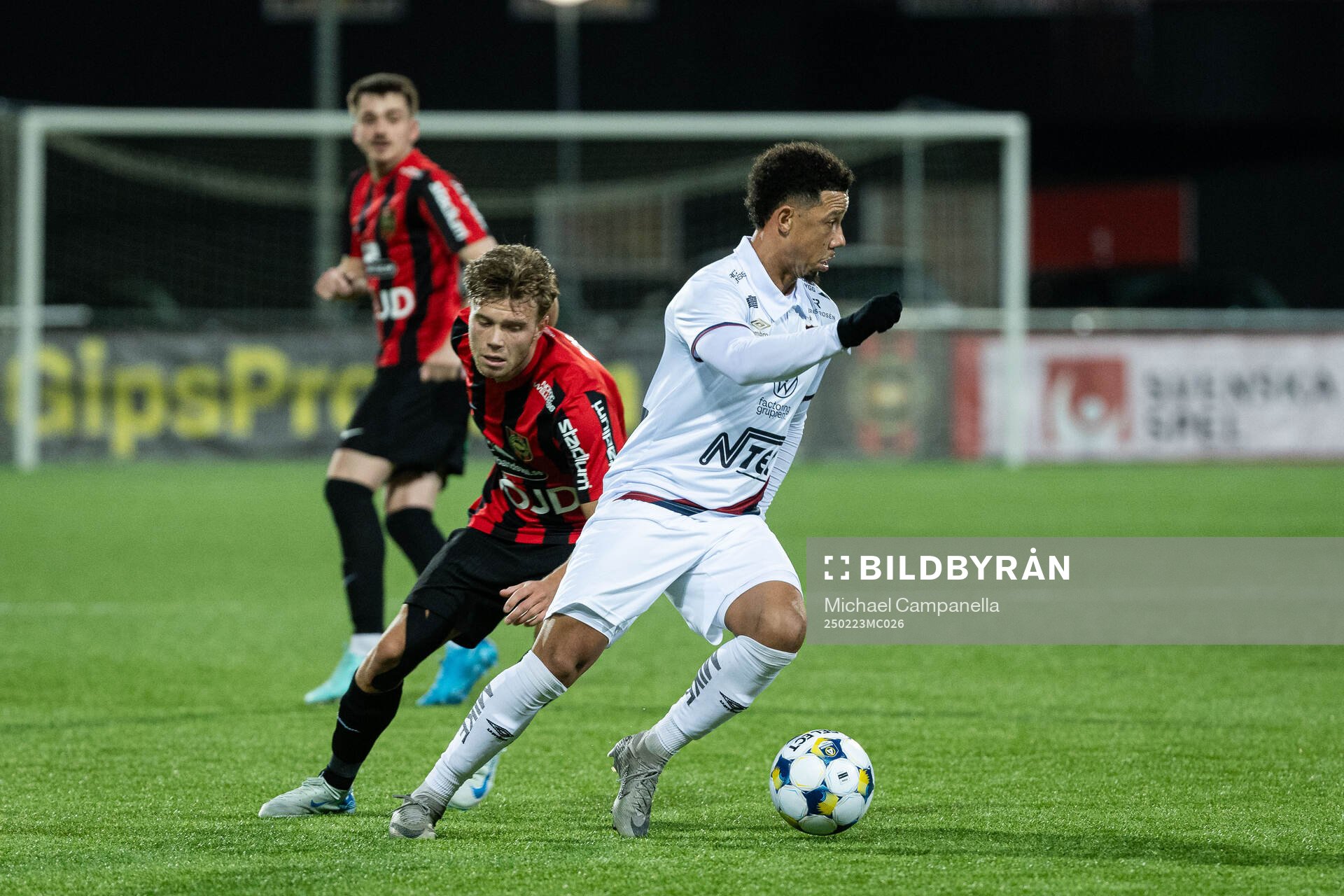 Brommapojkarnas Wilmer Odefalk och Örgrytes Tobias Sana