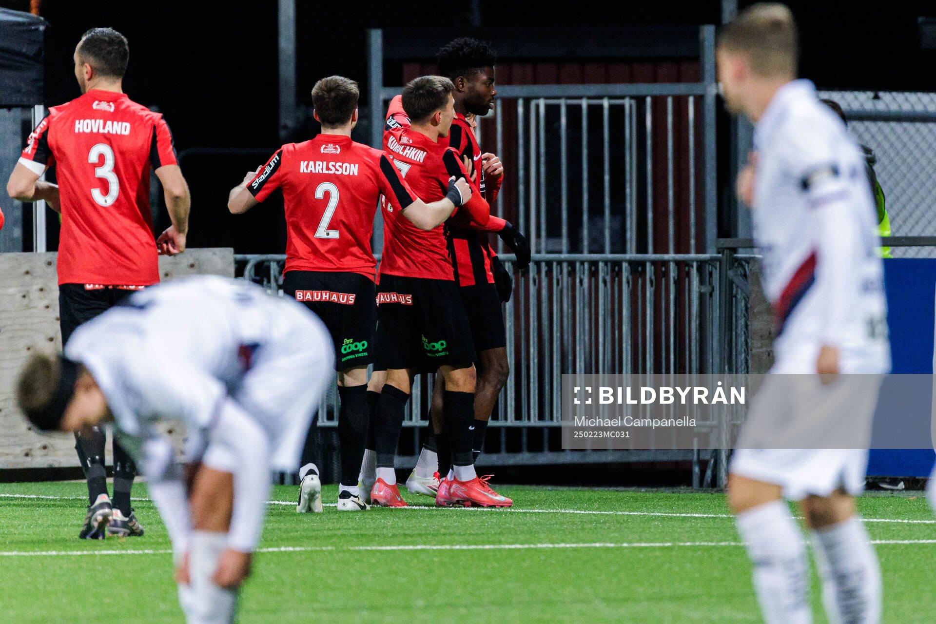 Brommapojkarnas Ezekiel Alladoh jublar