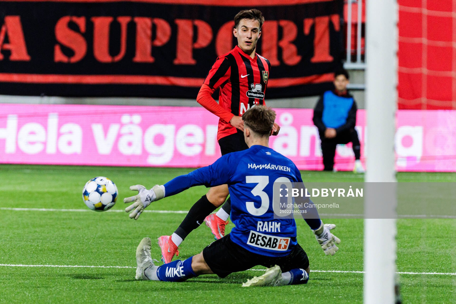 Brommapojkarnas Anton Kurochkin and Örgrytes målvakt Alex