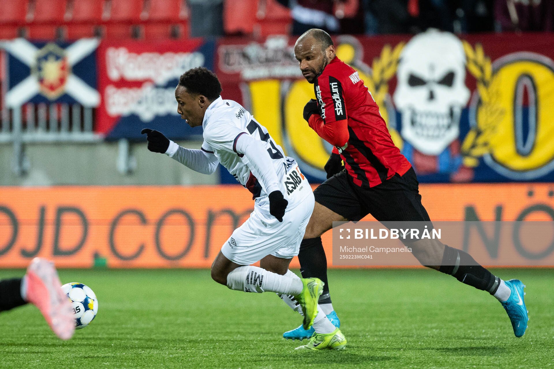 Örgrytes Aydarus Abukar och Brommapojkarnas Serge-Junior Martinsson Ngouali under fotbollsmatchen i Svenska Cupen mellan Brommapojkarna och Örgryte den 23 februari 2025 i Stockholm.