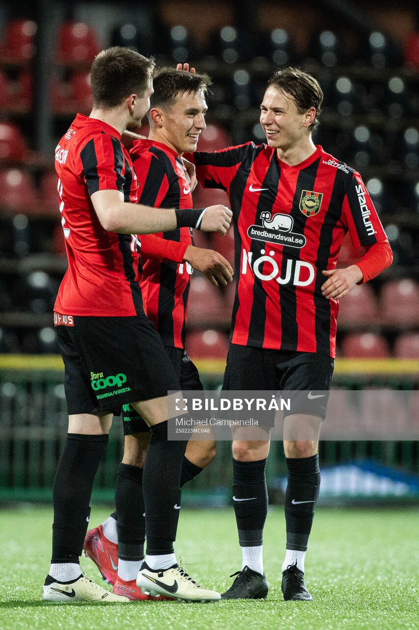 Brommapojkarnas Anton Kurochkin jublar med Hlynur Freyr