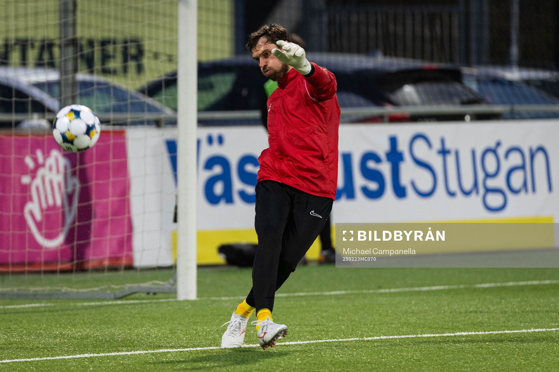Brommapojkarnas målvakt Davor Blazevic under uppvärmning innan fotbollsmatchen i Svenska Cupen mellan Brommapojkarna och Örgryte den 23 februari 2025 i Stockholm.