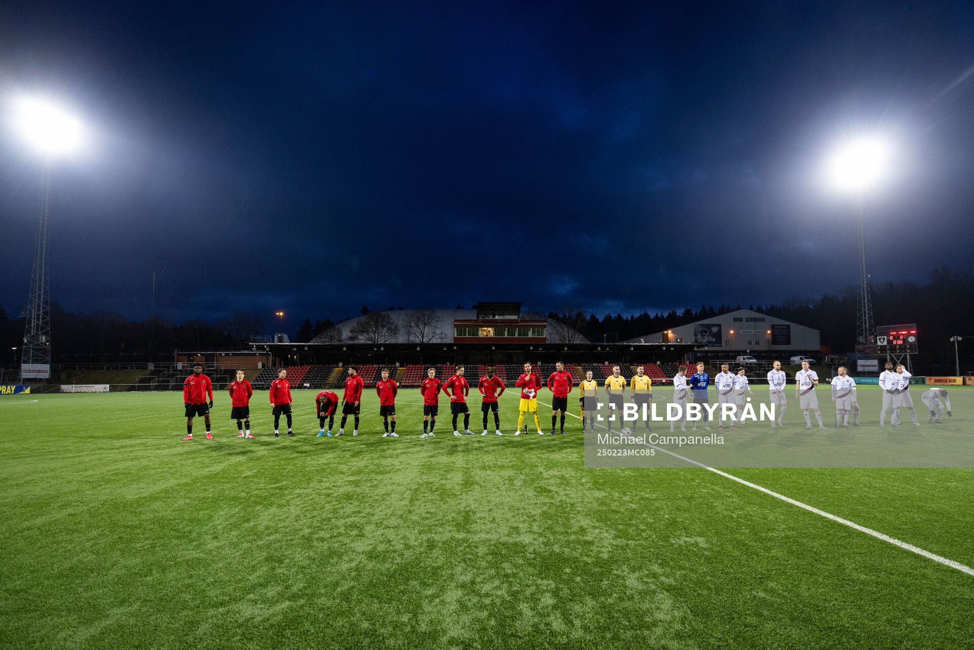 Brommapojkarnas och Örgrytes spelare i en lineup