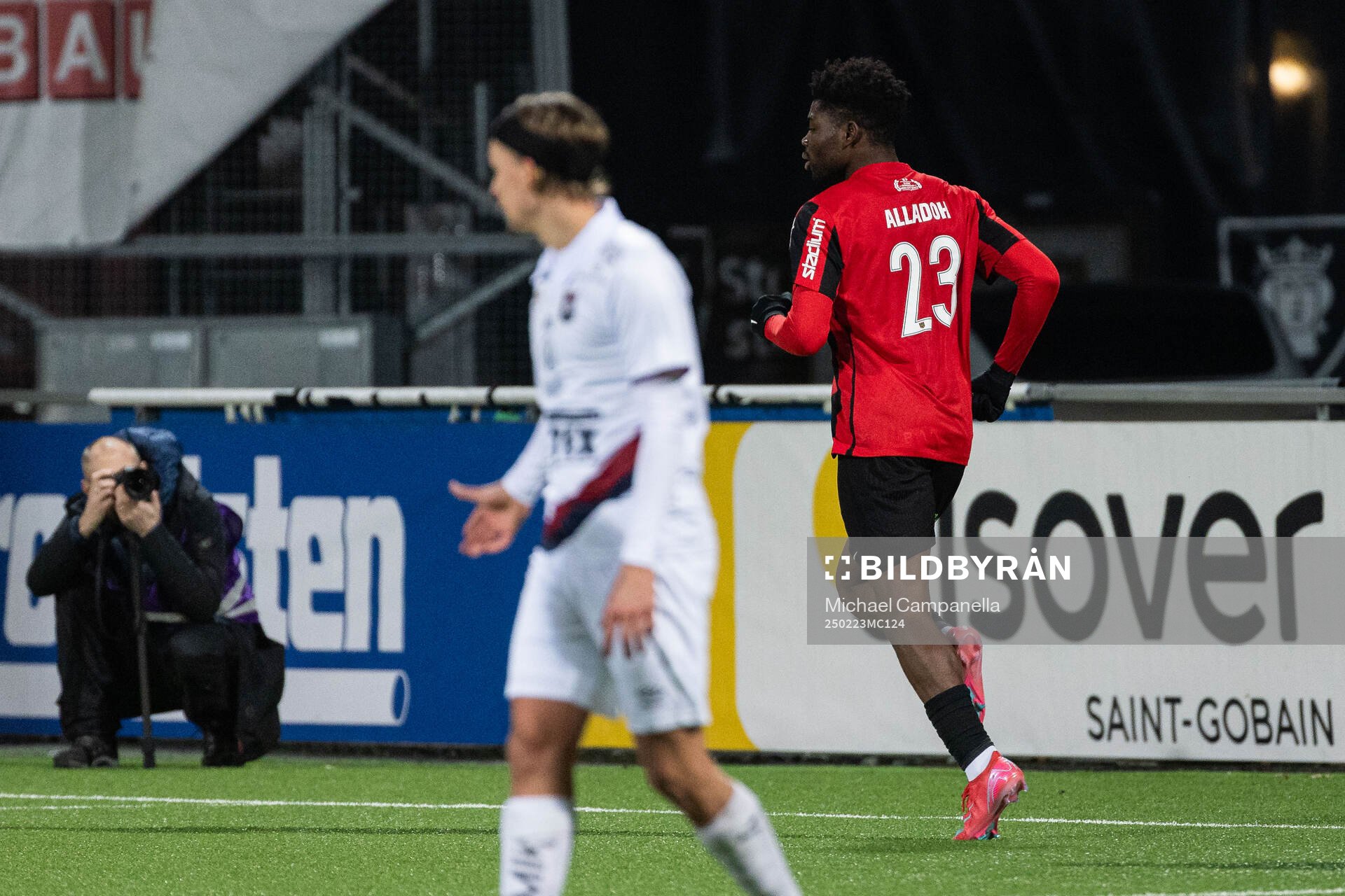 Brommapojkarnas Ezekiel Alladoh jublar