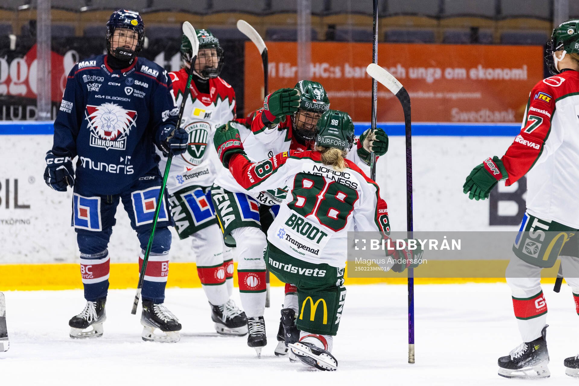 Frölundas Sydney Brodt jublar med Michelle Karvinen