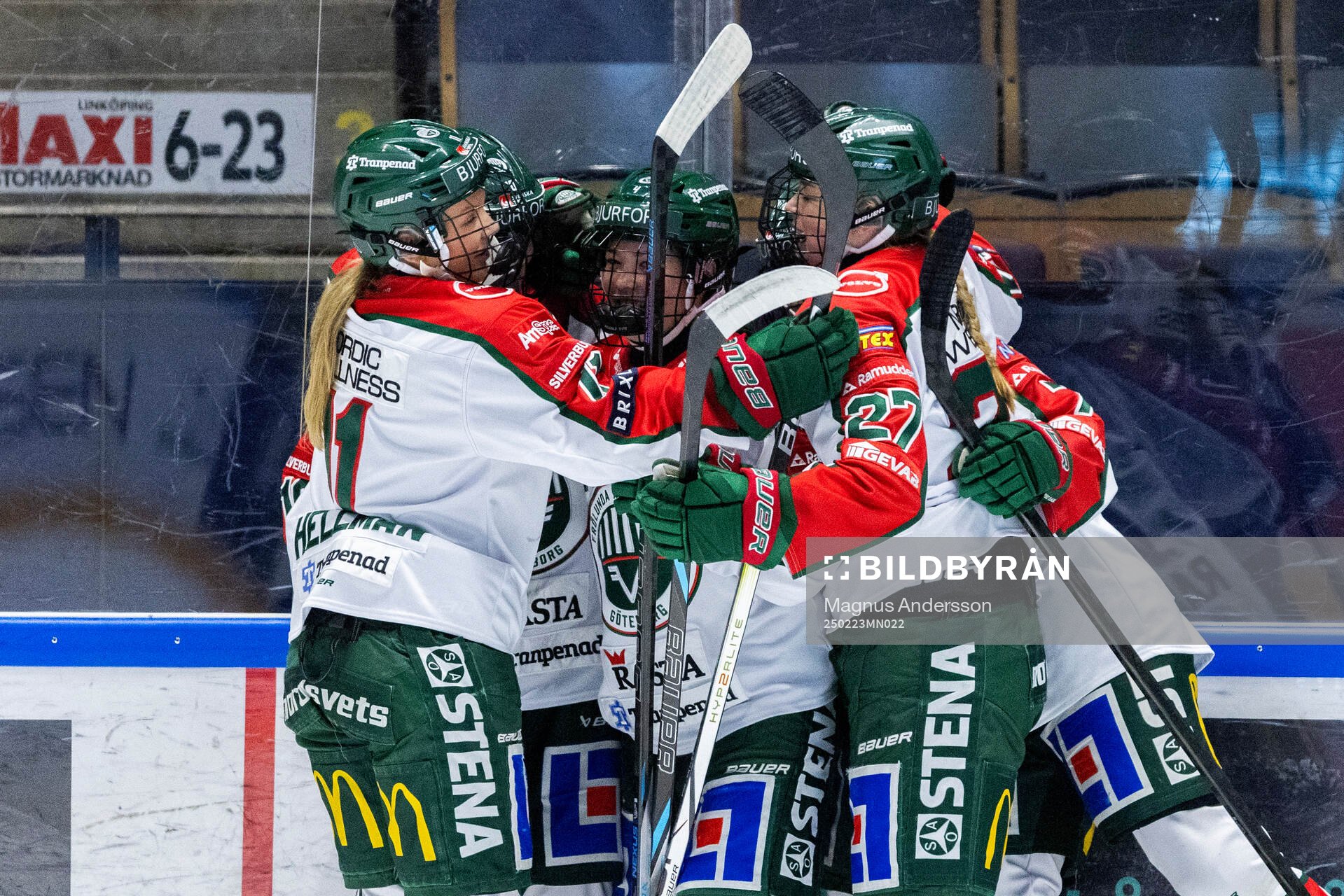 Frölundas Ebba Westerlind jublar med lagkamrater