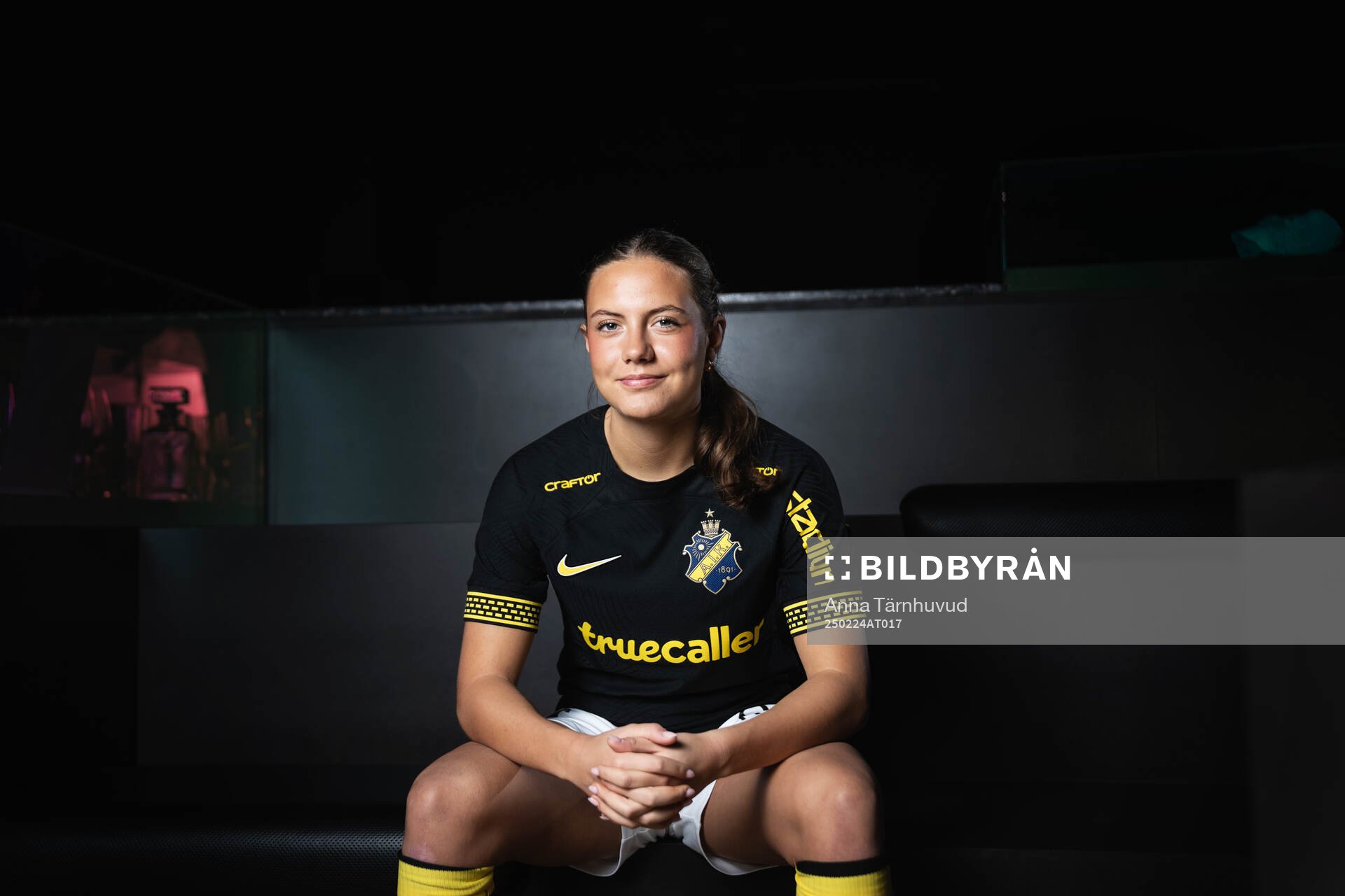 AIK:s nyförvärv Klara Ahnberg poserar för porträtt under en porträttfotografering med AIK den 24 februari 2025 i Stockholm. 