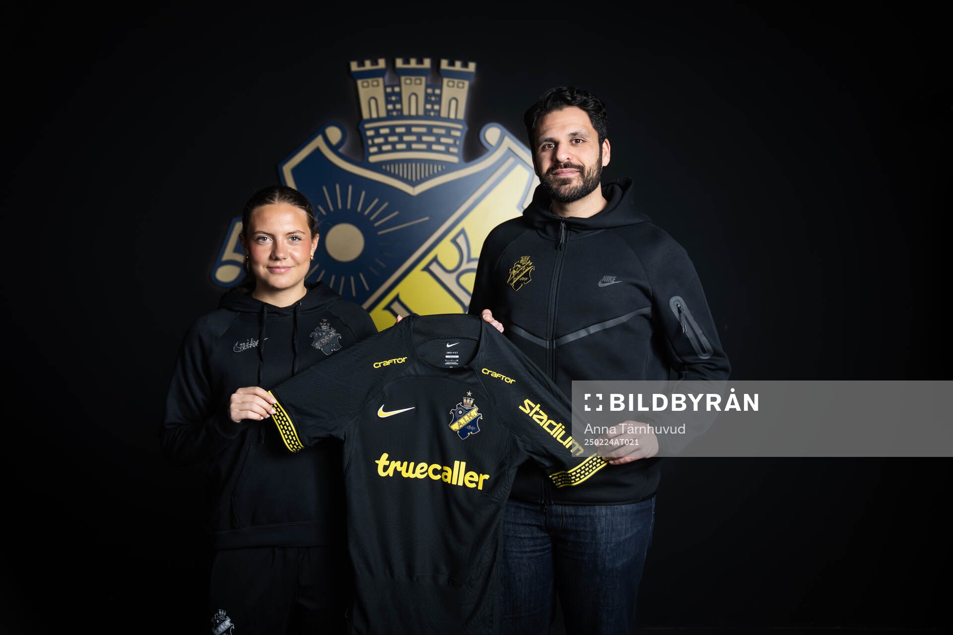 AIK:s nyförvärv Klara Ahnberg poserar för porträtt med sportchef Zinar Spindari under en porträttfotografering med AIK den 24 februari 2025 i Stockholm.