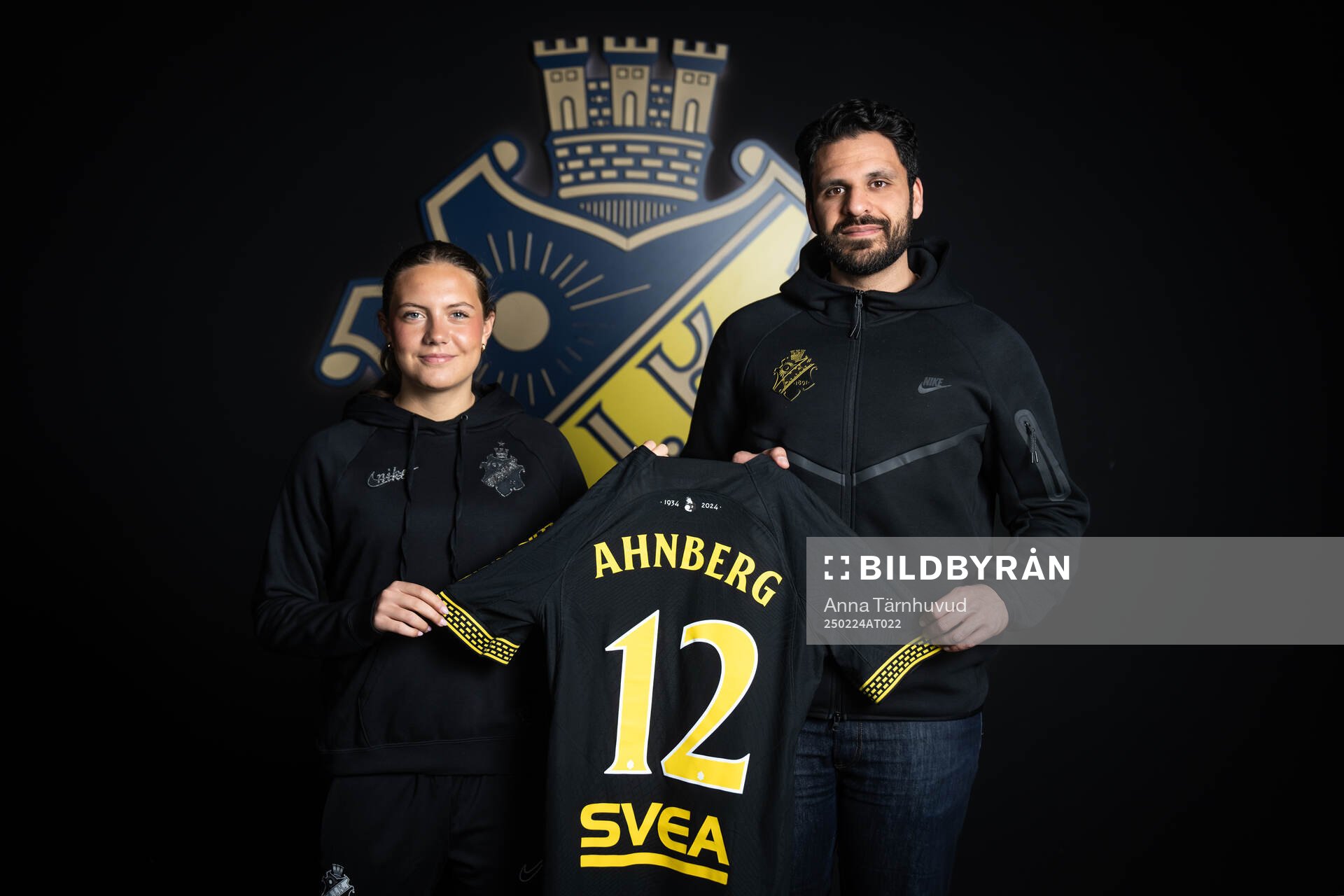 AIK:s nyförvärv Klara Ahnberg poserar för porträtt med sportchef Zinar Spindari under en porträttfotografering med AIK den 24 februari 2025 i Stockholm.