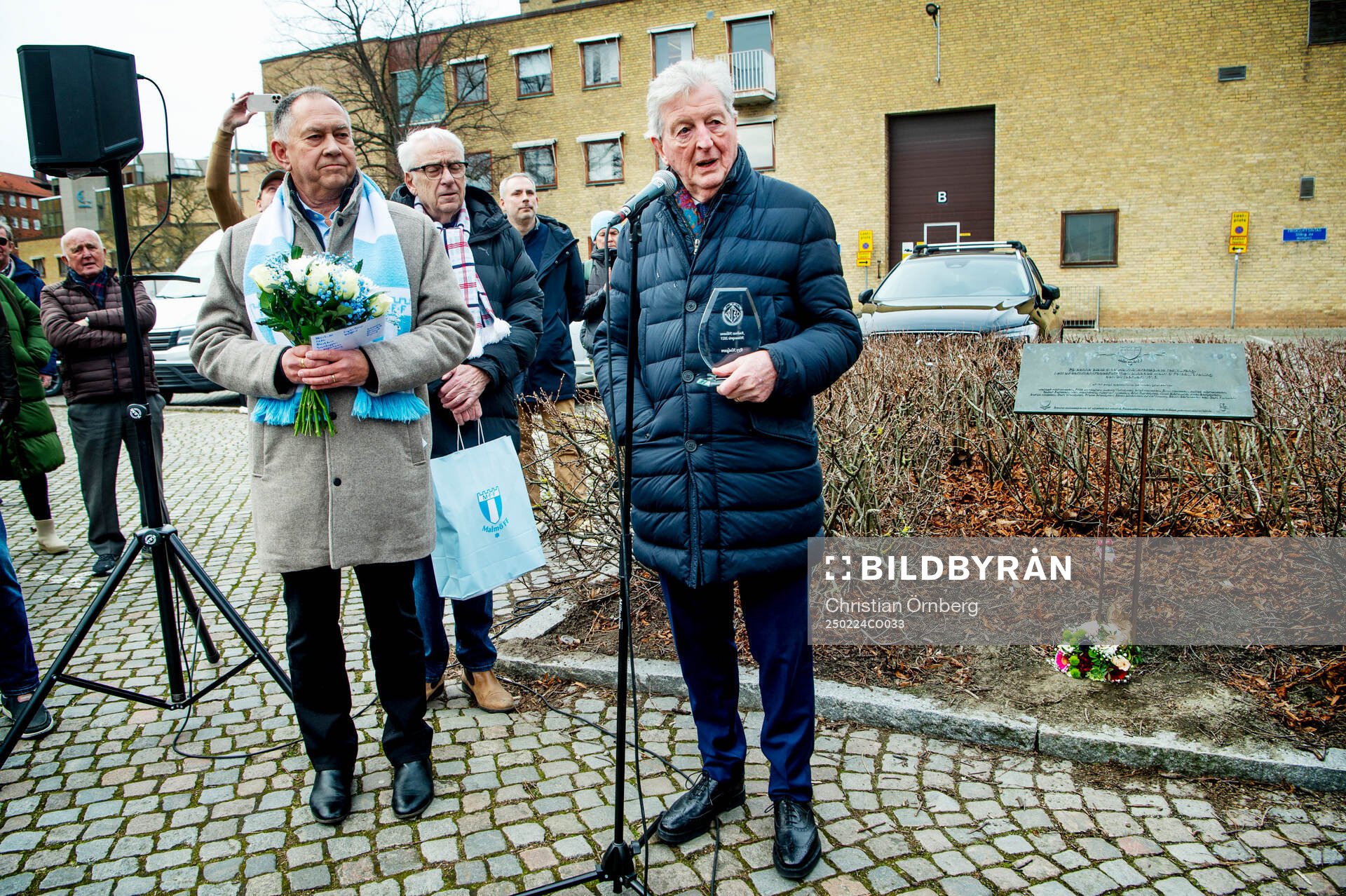 Ordensmästare Stefan Hult när Roy Hodgson tilldelas