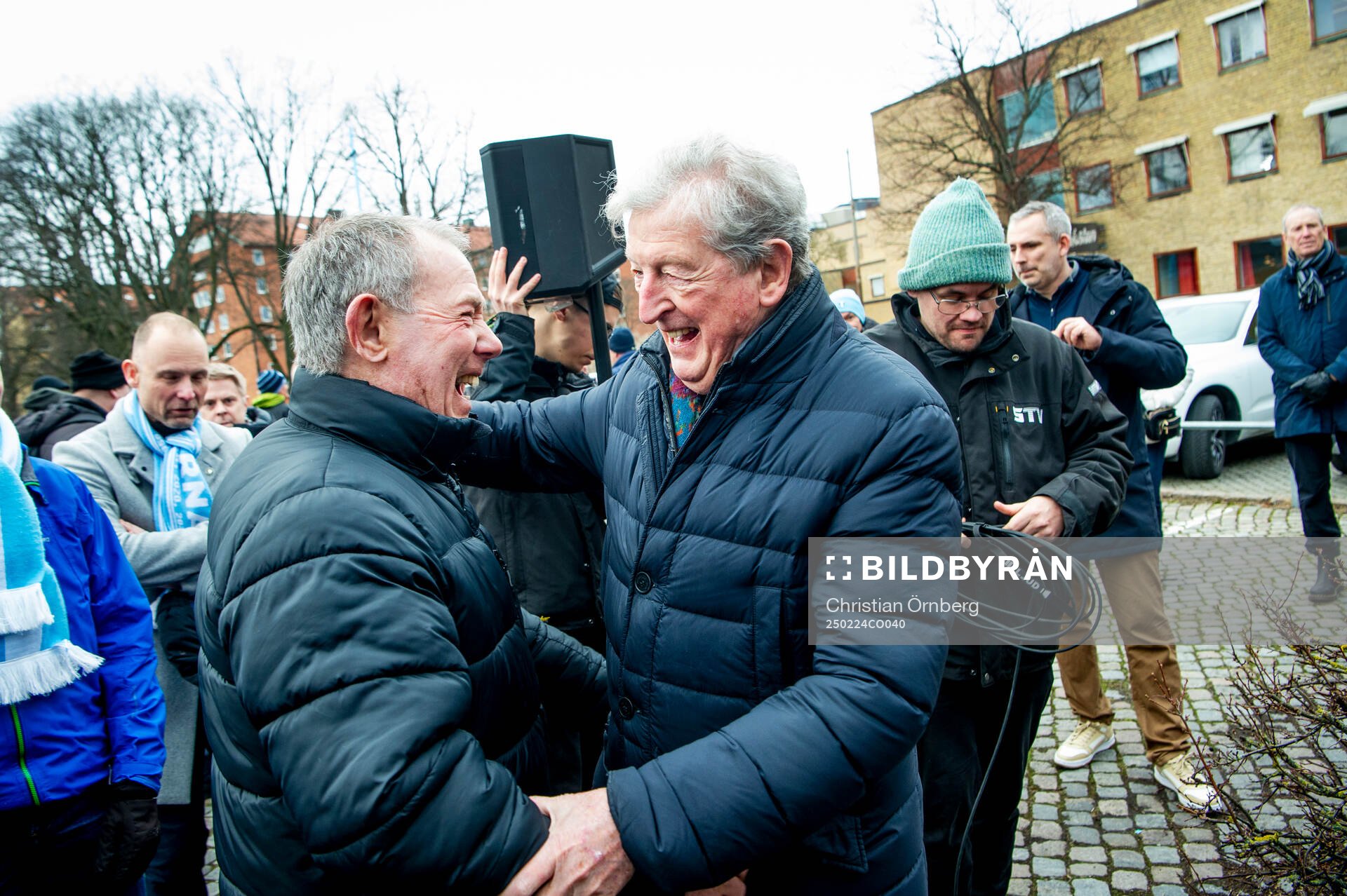 Harry Jönsson när Roy Hodgson tilldelas Andreas Nilssons