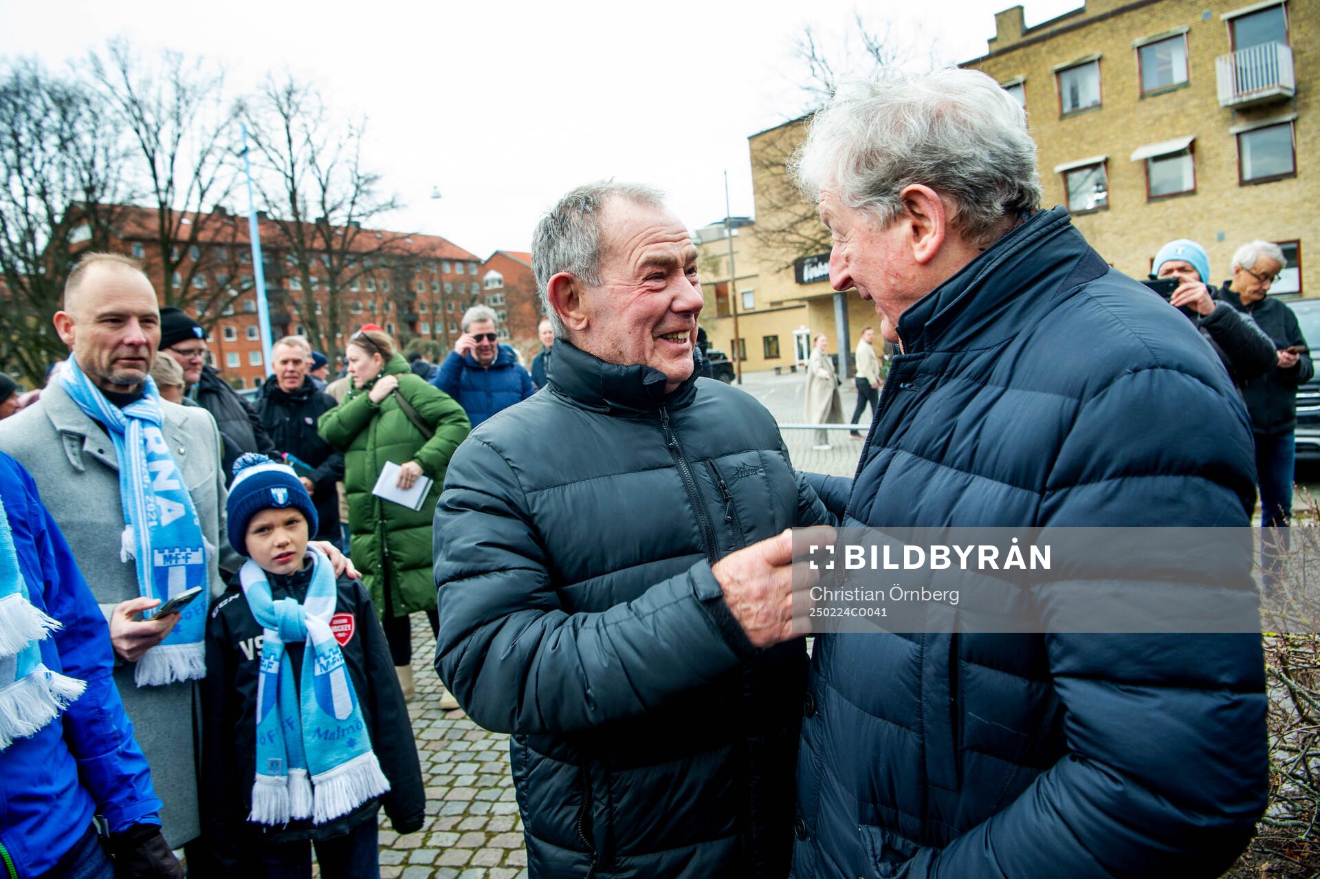 Harry Jönsson när Roy Hodgson tilldelas Andreas Nilssons
