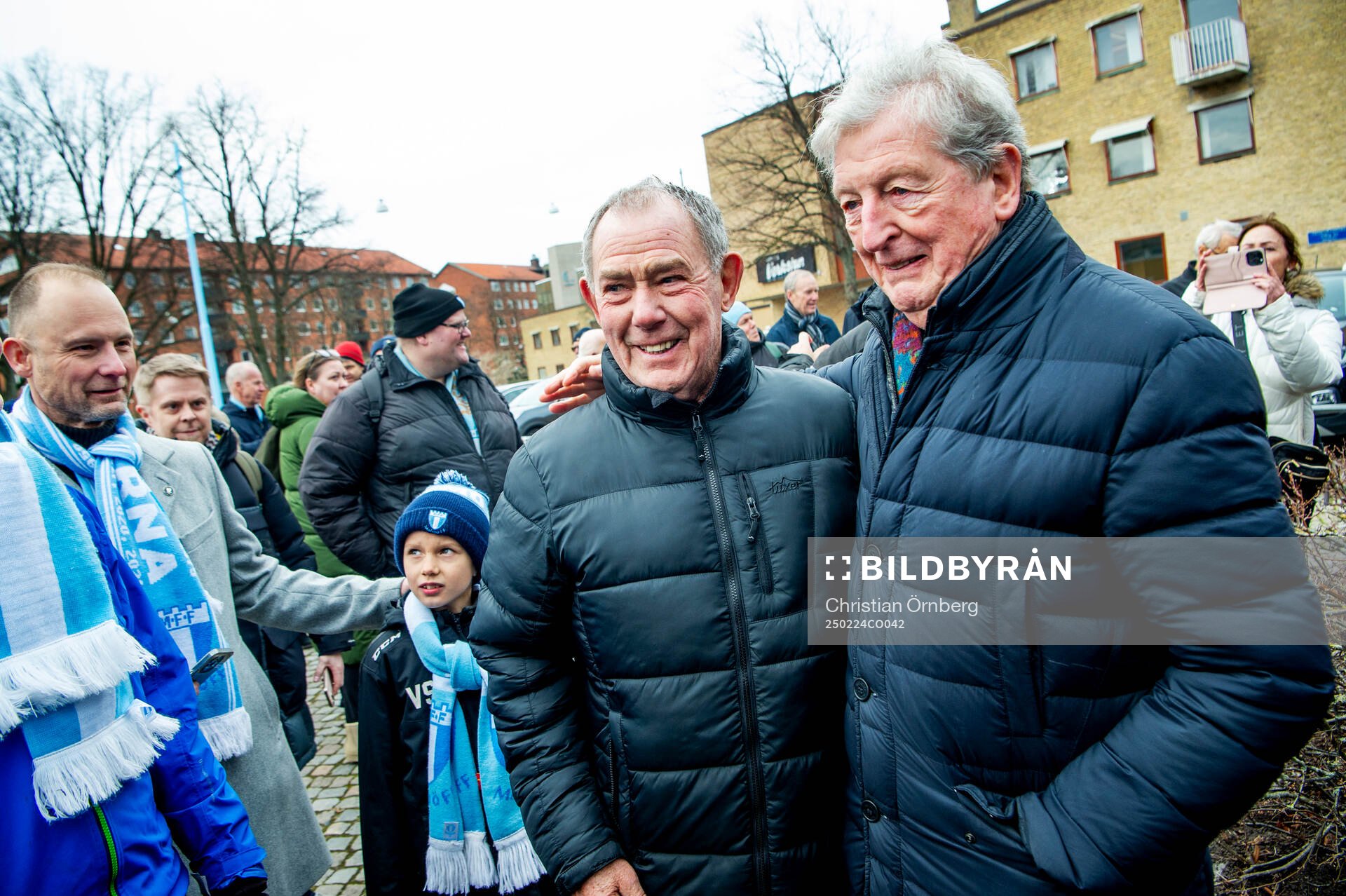 Harry Jönsson när Roy Hodgson tilldelas Andreas Nilssons