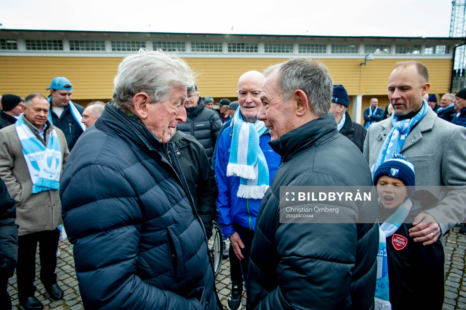 Harry Jönsson när Roy Hodgson tilldelas Andreas Nilssons