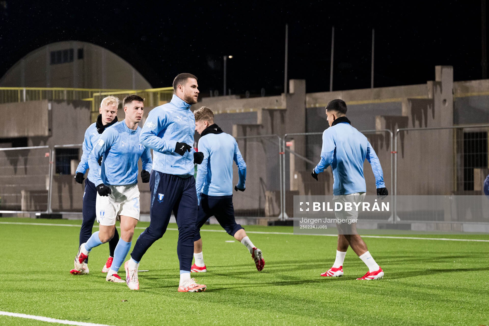 Malmö FFs spelare värmer upp införfotbollsmatchen i