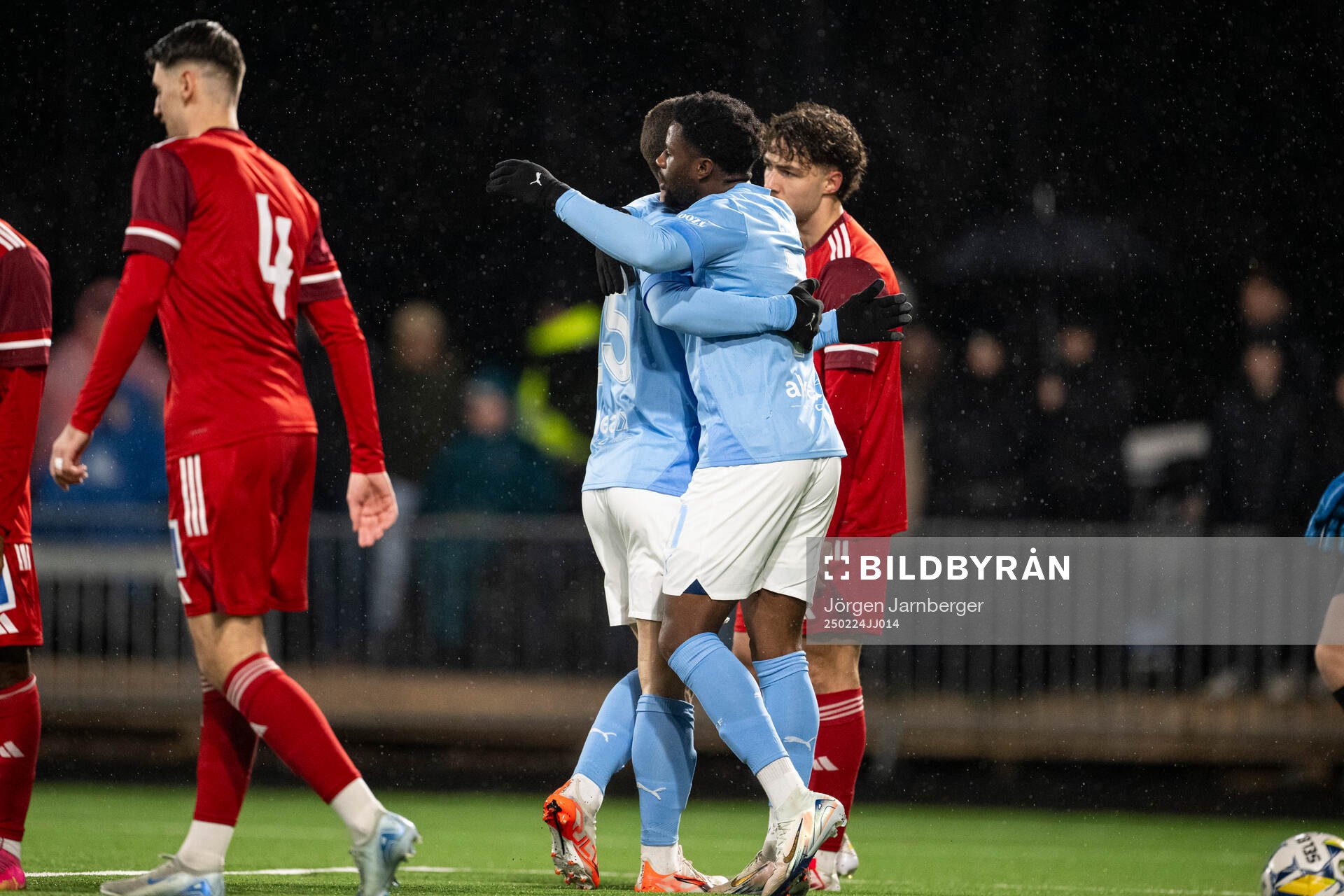 Malmö FFs Gabriel Busanello jublar med Emmanuel Ekong