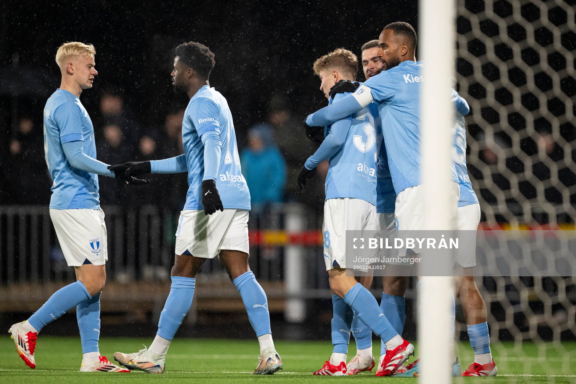 Malmö FFs Gabriel Busanello jublar med lagkamrater