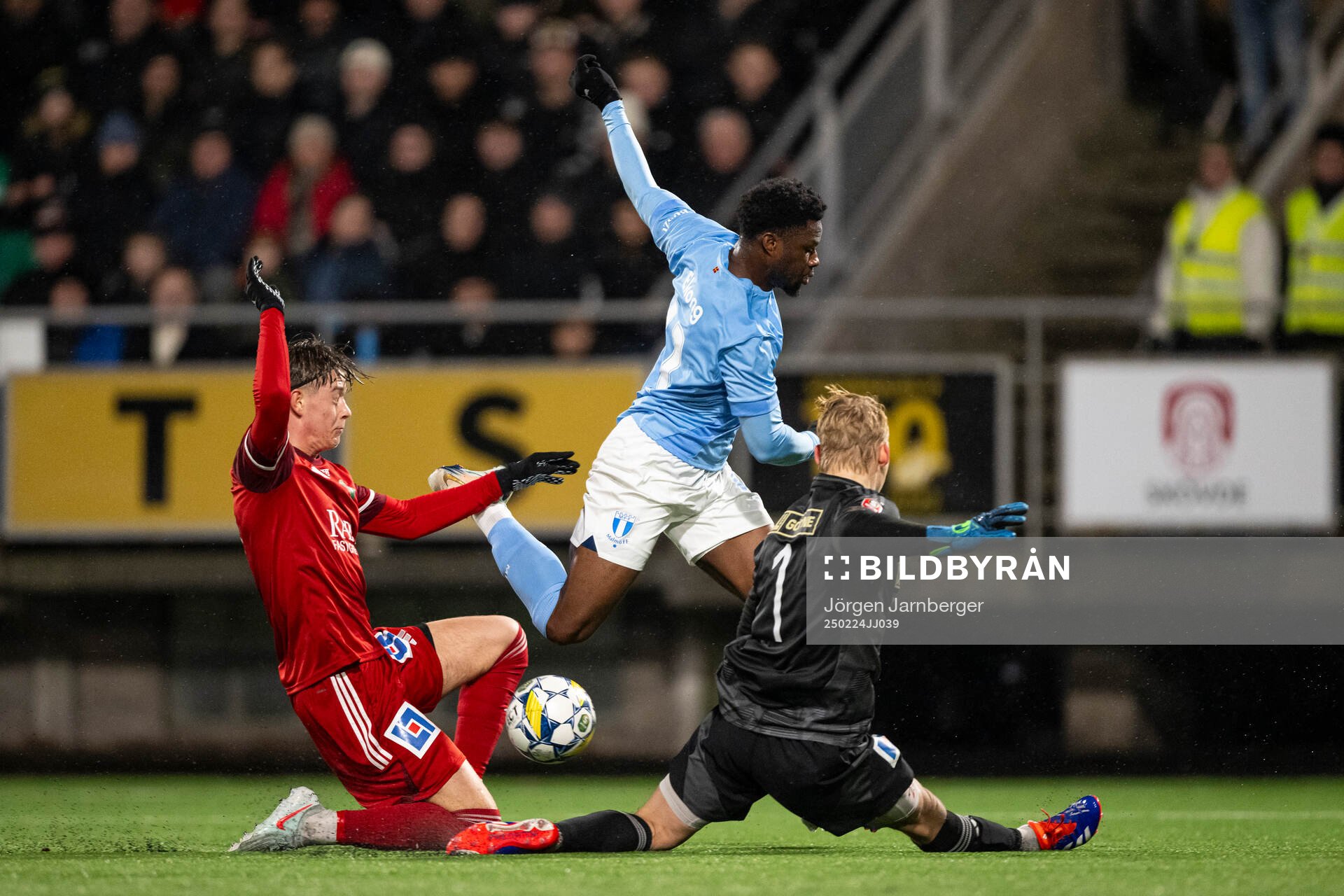 Skövde AIKs Viktor Nylén och Malmö FFs Emmanuel Ekong