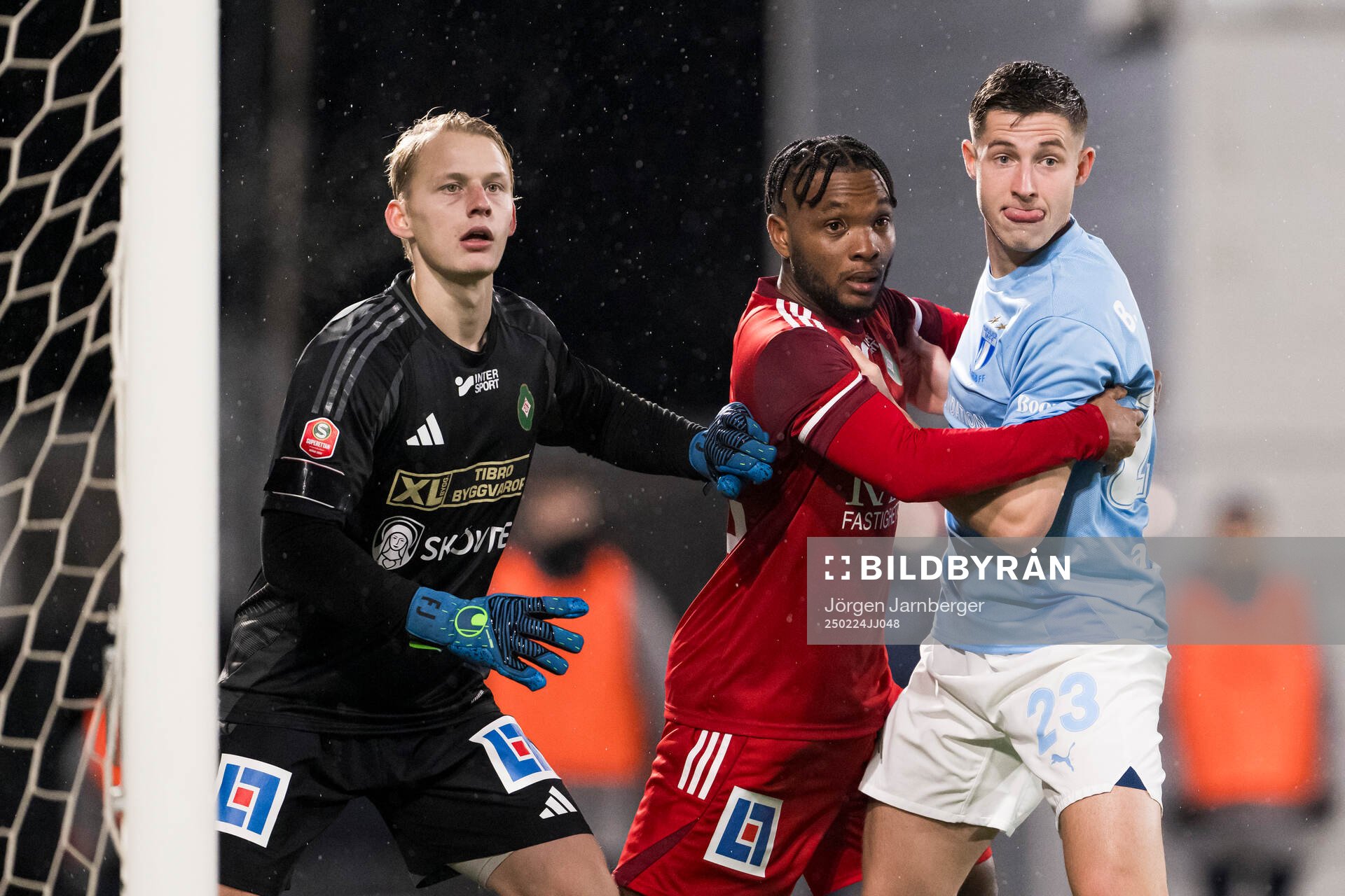 Skövde AIKs målvakt Filip Järlesand, Enock Kwakwa och