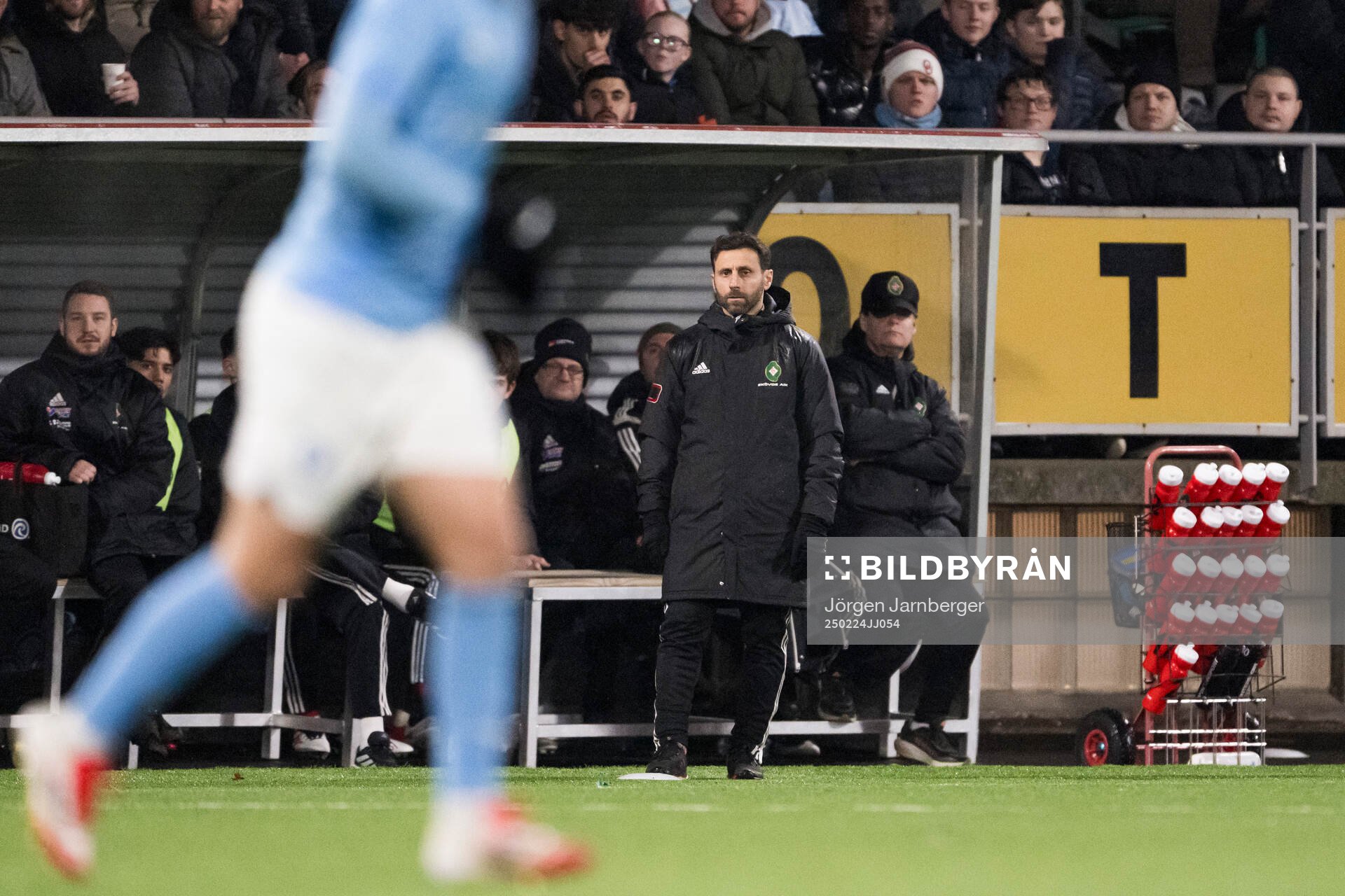 Skövde AIKs tränare Charbel Abraham under fotbollsmatchen i Svenska Cupen mellan Skövde AIK och Malmö FF den 24 februari 2025 i Skövde.
