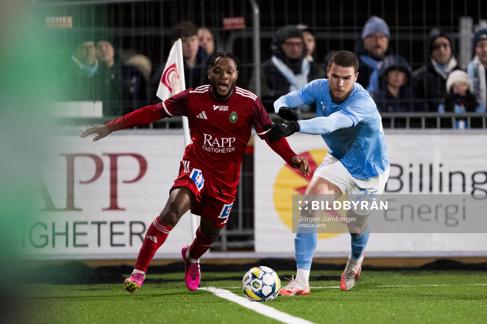 Skövde AIKs Enock Kwakwa och Malmö FFs Gabriel Busanello under fotbollsmatchen i Svenska Cupen mellan Skövde AIK och Malmö FF den 24 februari 2025 i Skövde.