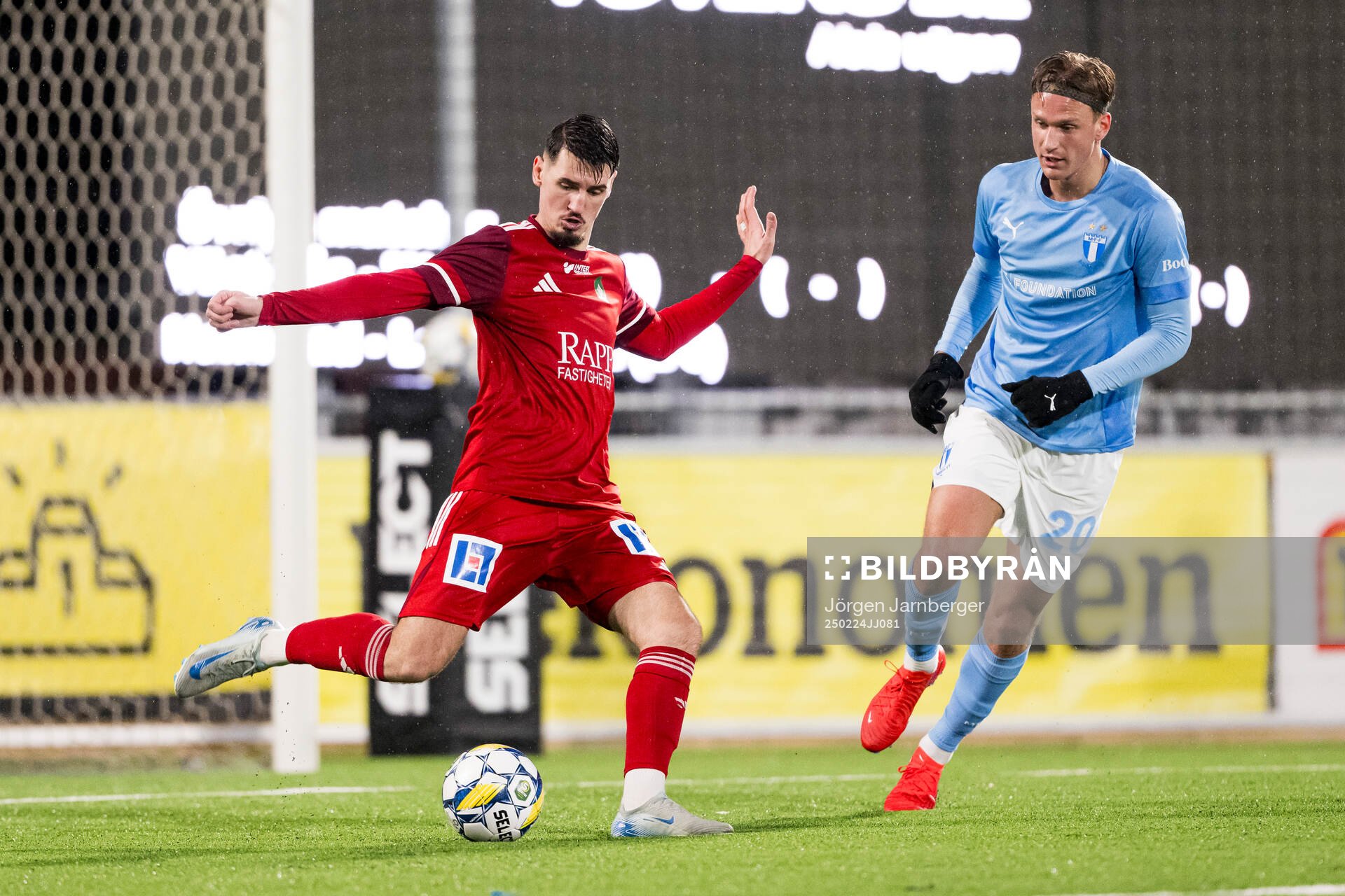 Skövde AIKs Aldin Basic och Malmö FFs Erik Botheim