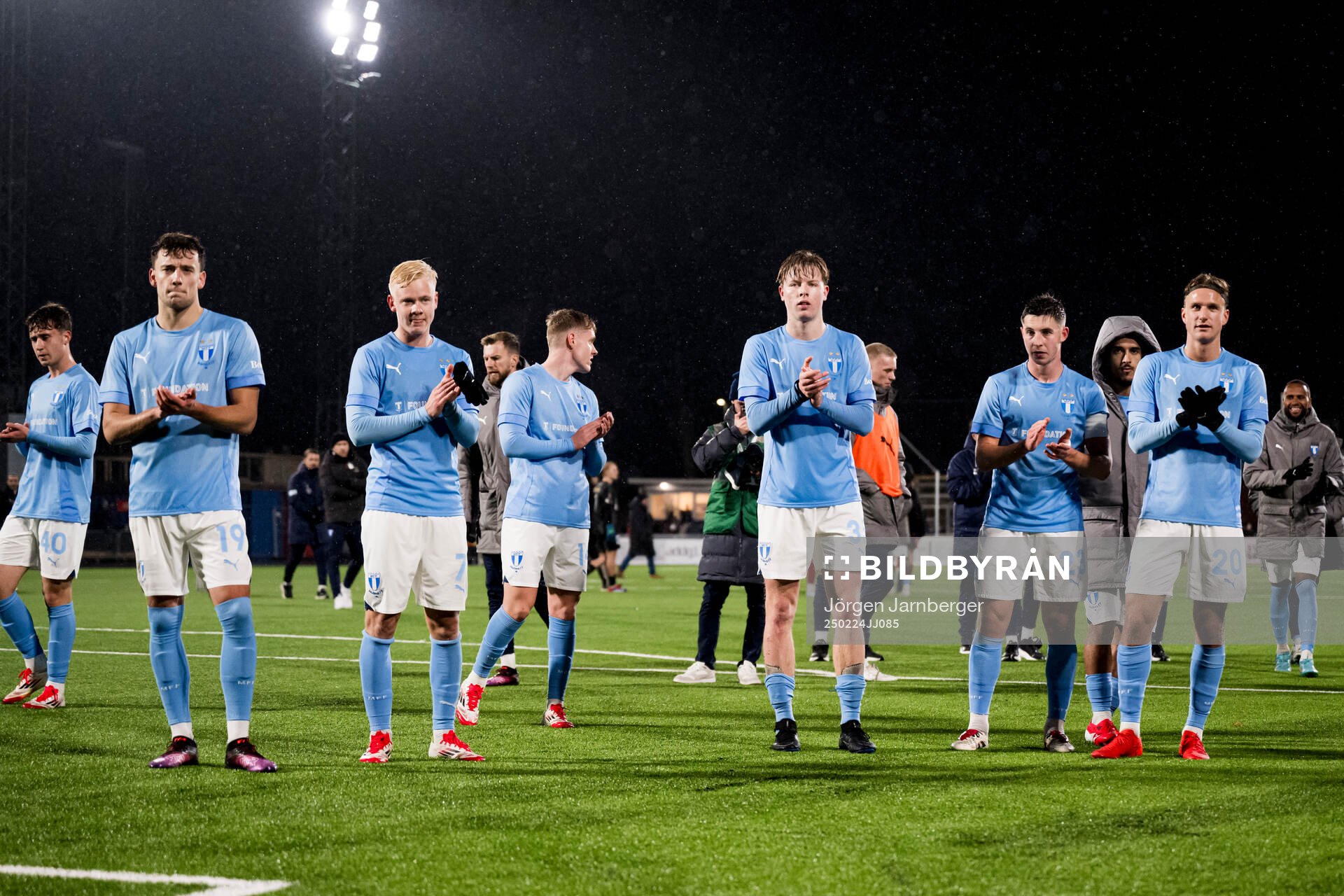 Malmö FFs spelare jublar efter fotbollsmatchen i Svenska Cupen mellan Skövde AIK och Malmö FF den 24 februari 2025 i Skövde. 