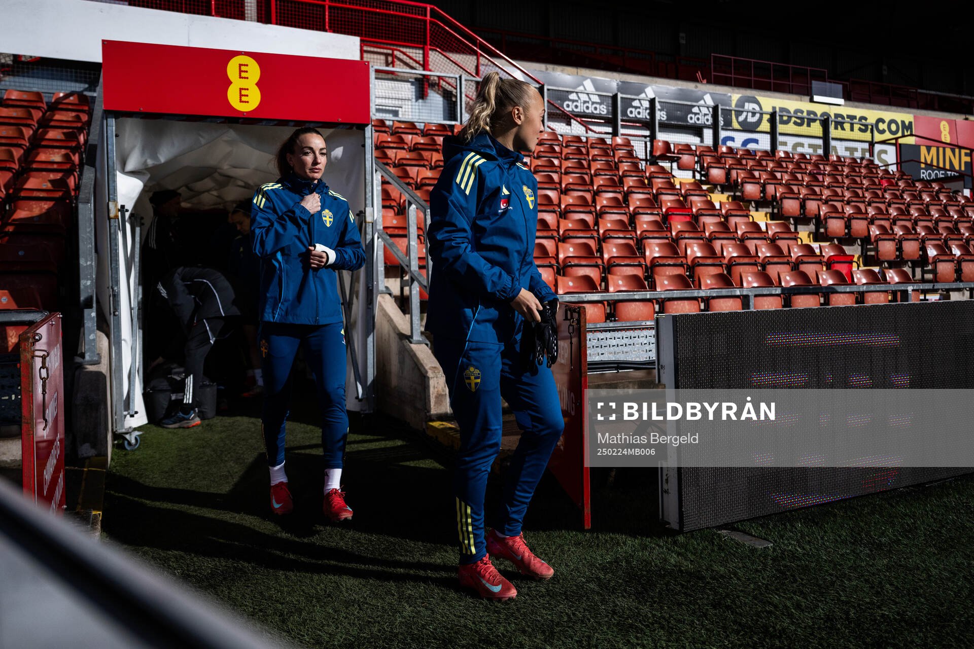 Kosovare Asllani and Hanna Bennison of the Swedish women's