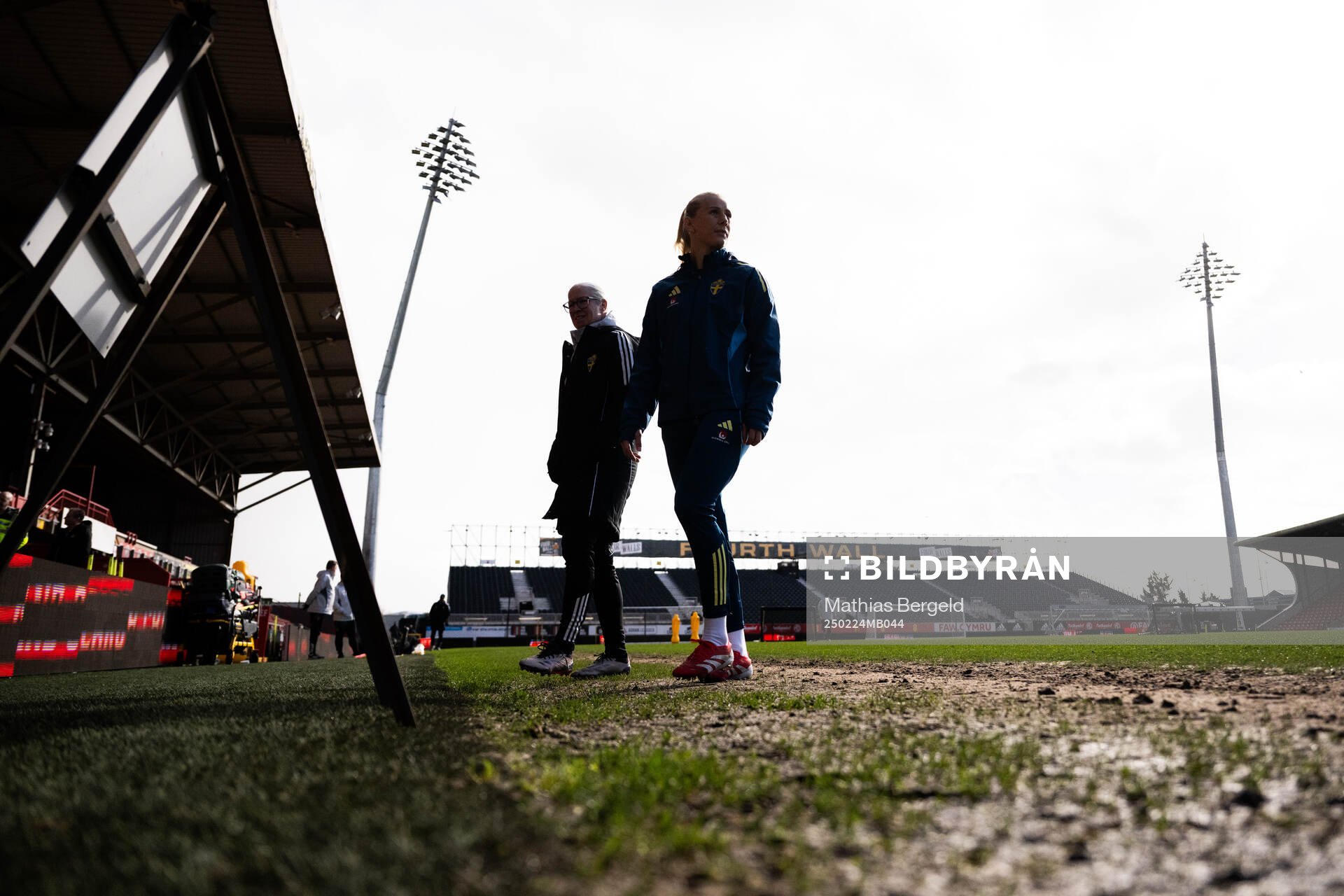 Assistant coach Victoria Sandell and Stina Blackstenius of