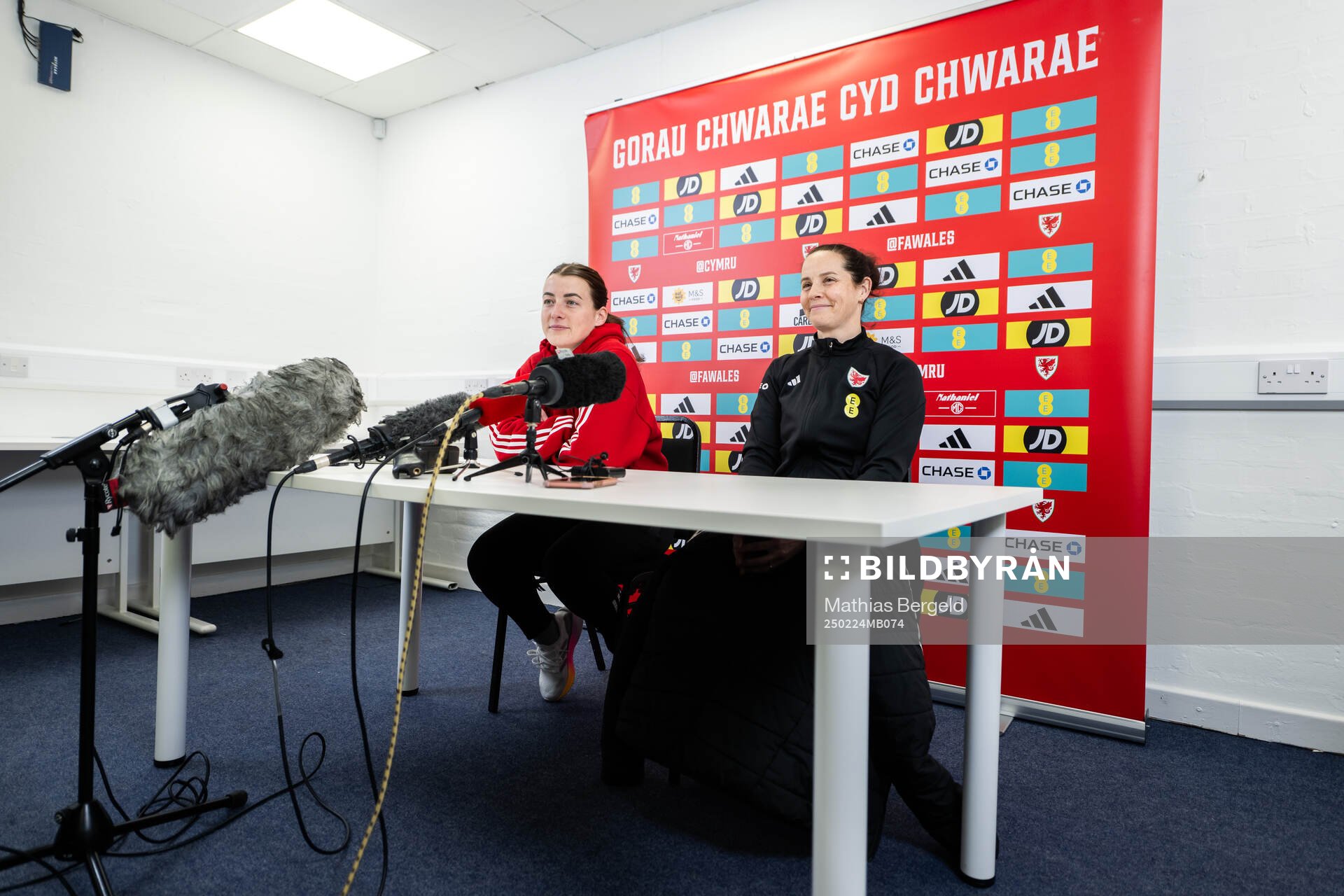 Angharad James and head coach Rhian Wilkinson of the Welsh