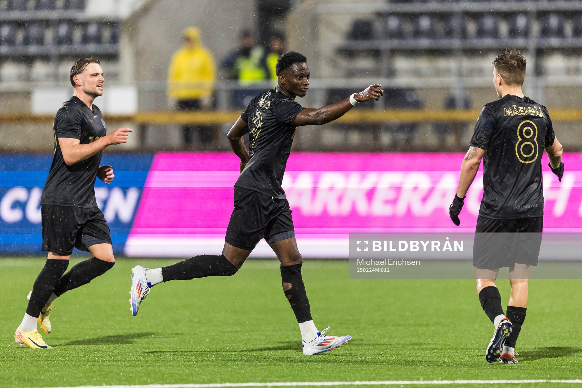 Halmstads Yannick Agnero jublar efter 1-0 under fotbollsmatchen i Svenska Cupen mellan Halmstad och Landskrona den 24 februari 2025 i Göteborg.