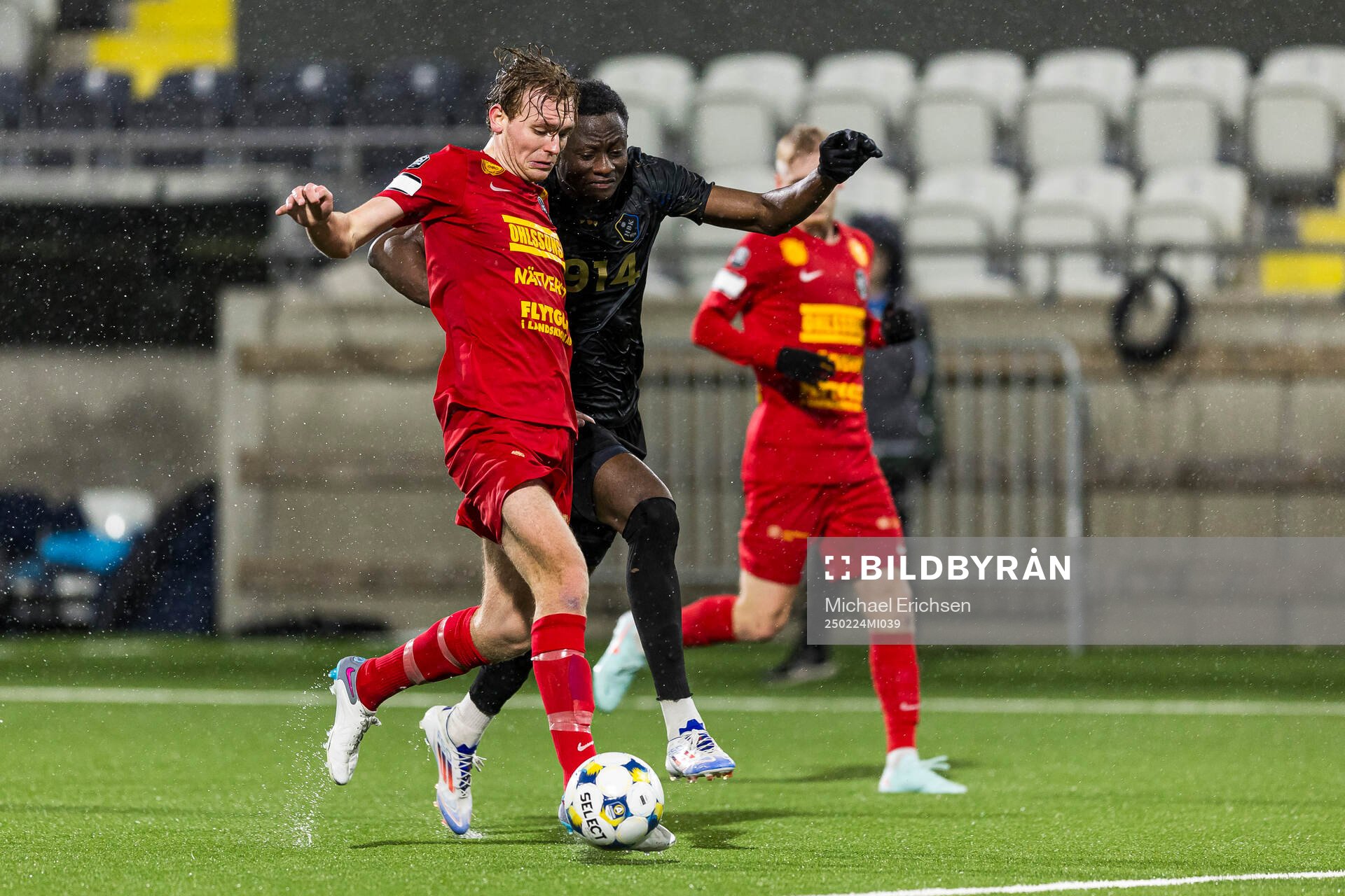 Landskronas Melker Jonsson och Halmstads Yannick Agnero